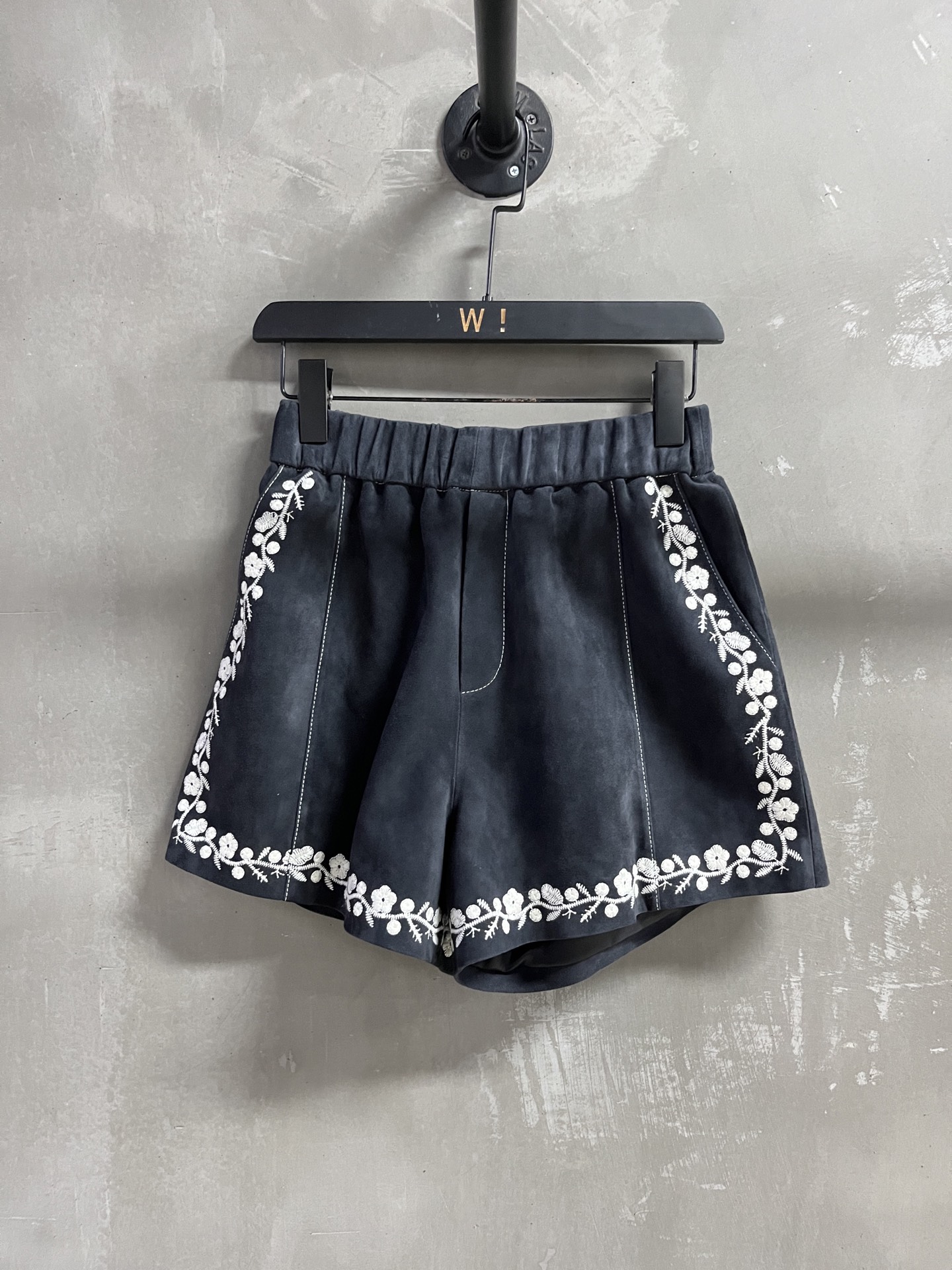 NO:636757,Introduction to ISABEL MARANT｜2025 Early Autumn New Products This season’s best shorts item!  Heavy industry positioning embroidery, the pattern is not picky, versatile and fashionable!  Retro old money is full of high-end feeling!  - MATERIAL Material - leather imported Turkish mixed cashmere surface size M-19860909ISABEL MARANT简介｜2025早秋新品 本季度最佳短裤单品！重工定位刺绣 版型不挑人百搭又时髦！复古老钱高级感十足！ - MATERIAL 材质 - 皮面进口土耳其混种羊绒面 size M- XL M码松紧腰围66 臀围106 裤长44 price,女装,shorts,alexander wang,Women's clothing