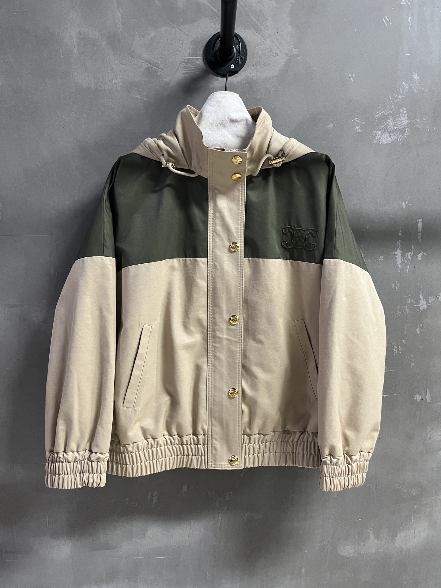 NO:636764,Introduction to Cel*ne｜2025 New Autumn Clothing Products This season’s best windbreaker item!  The style is versatile and fashionable!  - MATERIAL Material - Leather imported original high weave density fabric size S-L M size bust 124 length 64 raglan sleeve length 72 price, Celine-clothing, celine, alexander wang19860909Cel*ne简介｜2025秋装新品 本季度最佳风衣单品！版型不挑人百搭又时髦！ - MATERIAL 材质 - 皮面进口原版高织数密度面料 size Ｓ- L M码胸围124衣长64连肩袖长72 price,赛琳-服装,celine,alexander wang,Women's clothing