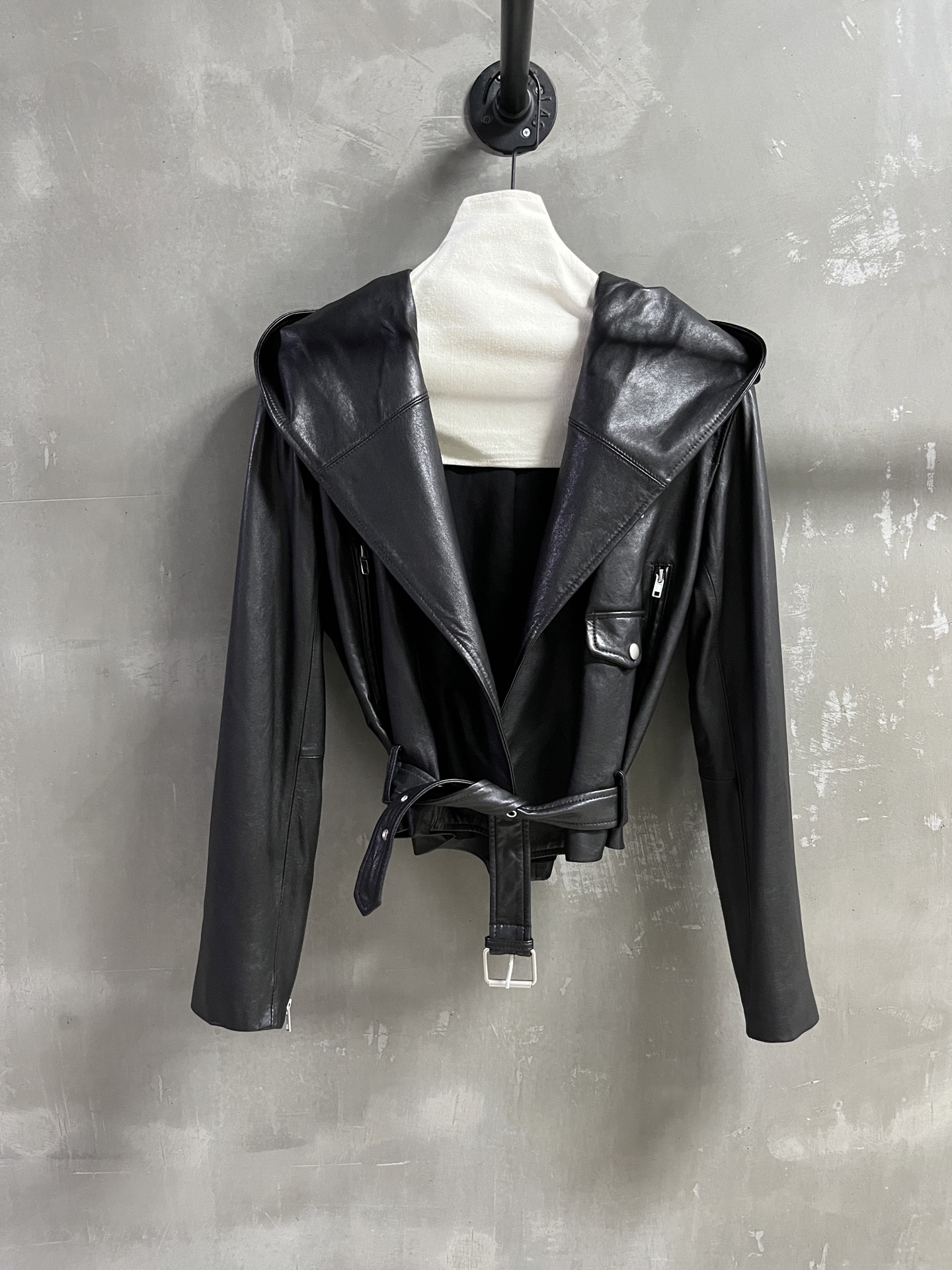 NO:636767,ALAA Introduction｜2025 Early Autumn New Products The best leather clothing item of this season!  Original custom-made classic hooded design, versatile and fashionable style!  - MATERIAL - Leather imported Turkish vegetable tanned sheepskin sizeS- L M size bust 116 length 55 shoulder width 49 sleeve length 59 price, women's clothing, leather jacket, sheepskin, hats, alexander wang19860909ALAA简介｜2025早秋新品 本季度最佳皮衣单品！原版订制 经典连帽设计 版型不挑人百搭又时髦！ - MATERIAL 材质 - 皮面进口土耳其植鞣羊皮 sizeS- L M码胸围116 衣长55 肩宽49 袖长59 price,女装,leather jacket,sheepskin,hats,alexander wang,Women's clothing