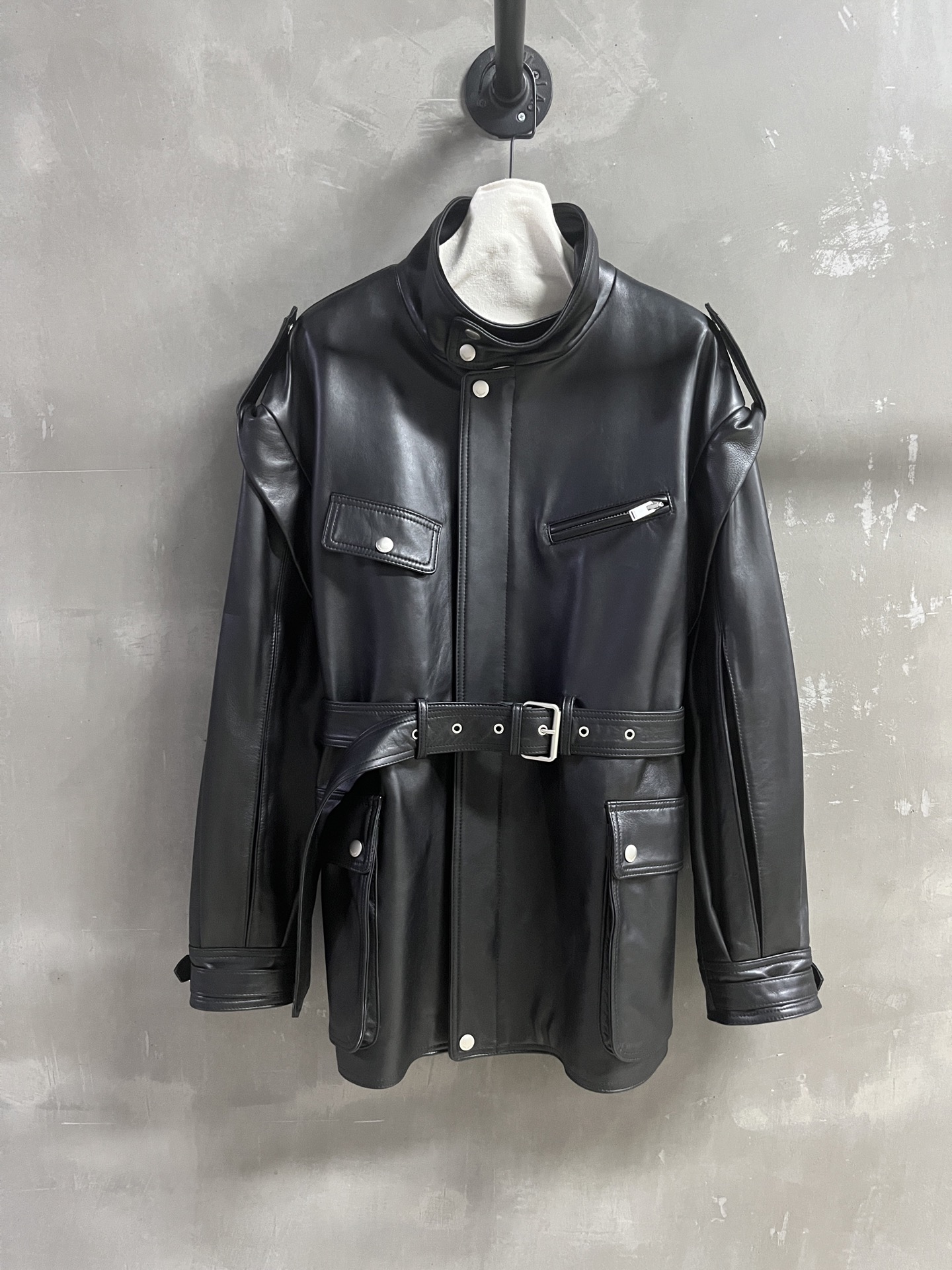 “Saint Laurent P3312 Women’s Suit for 2025 Autumn: Stylish One-Size-Fits-All with Leather Face and Dust-Proof Bag” - 图片 1