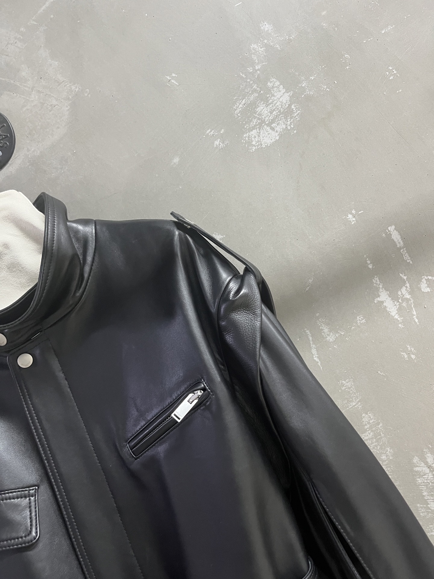 “Saint Laurent P3312 Women’s Suit for 2025 Autumn: Stylish One-Size-Fits-All with Leather Face and Dust-Proof Bag” - 图片 2