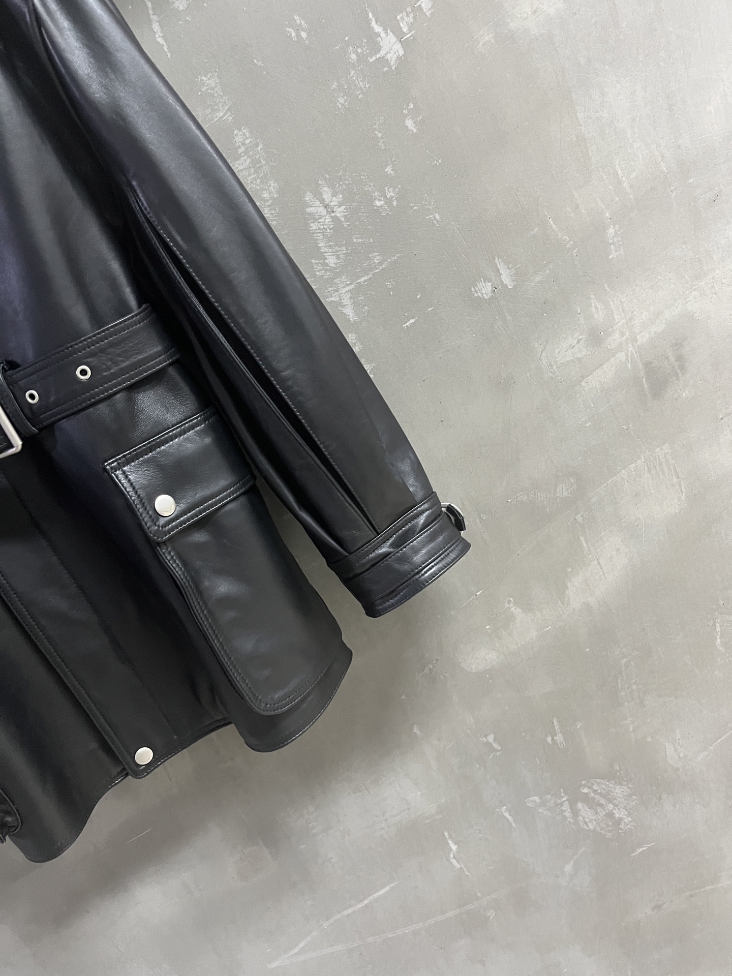 “Saint Laurent P3312 Women’s Suit for 2025 Autumn: Stylish One-Size-Fits-All with Leather Face and Dust-Proof Bag” - 图片 6