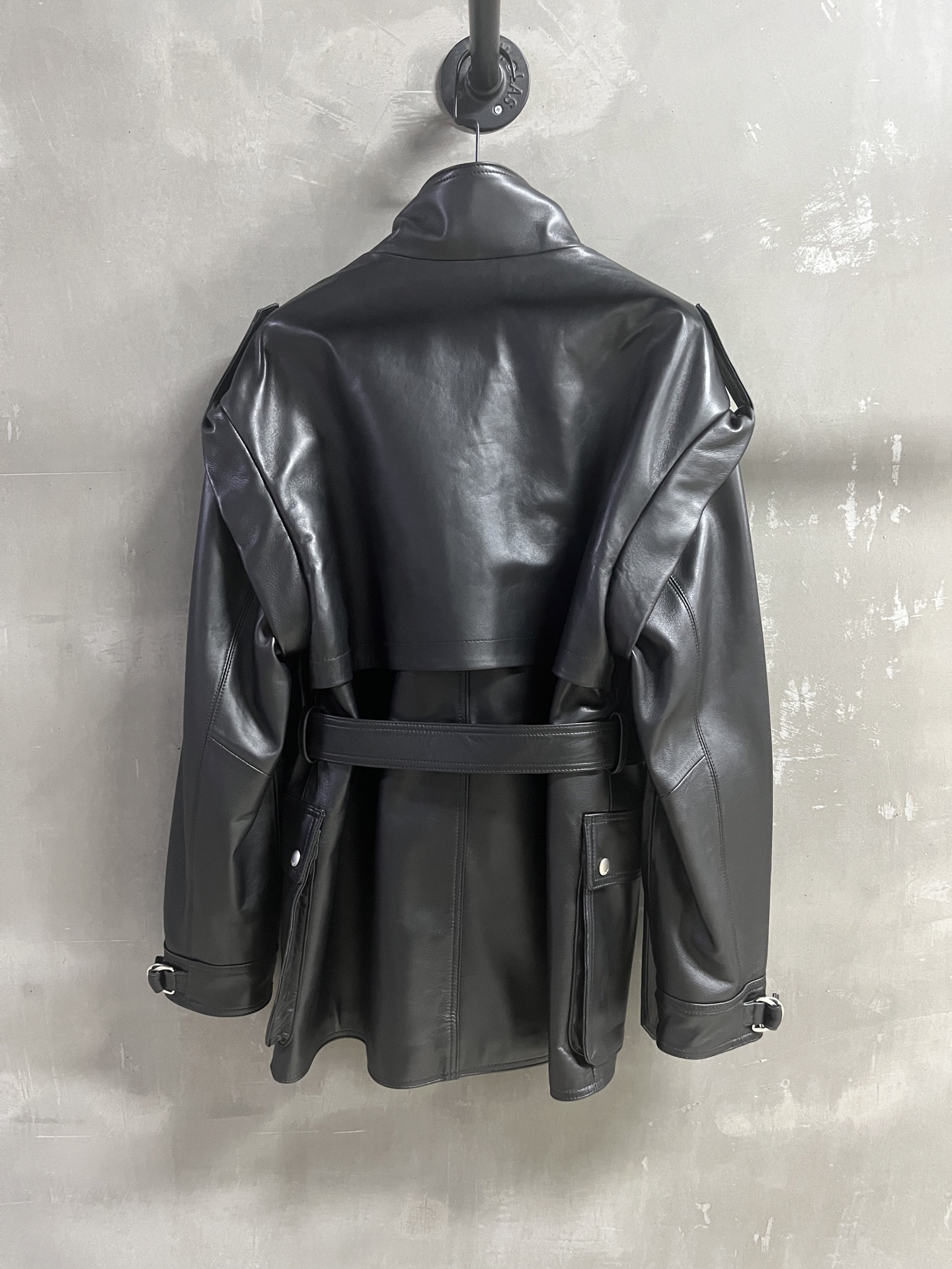 “Saint Laurent P3312 Women’s Suit for 2025 Autumn: Stylish One-Size-Fits-All with Leather Face and Dust-Proof Bag” - 图片 9