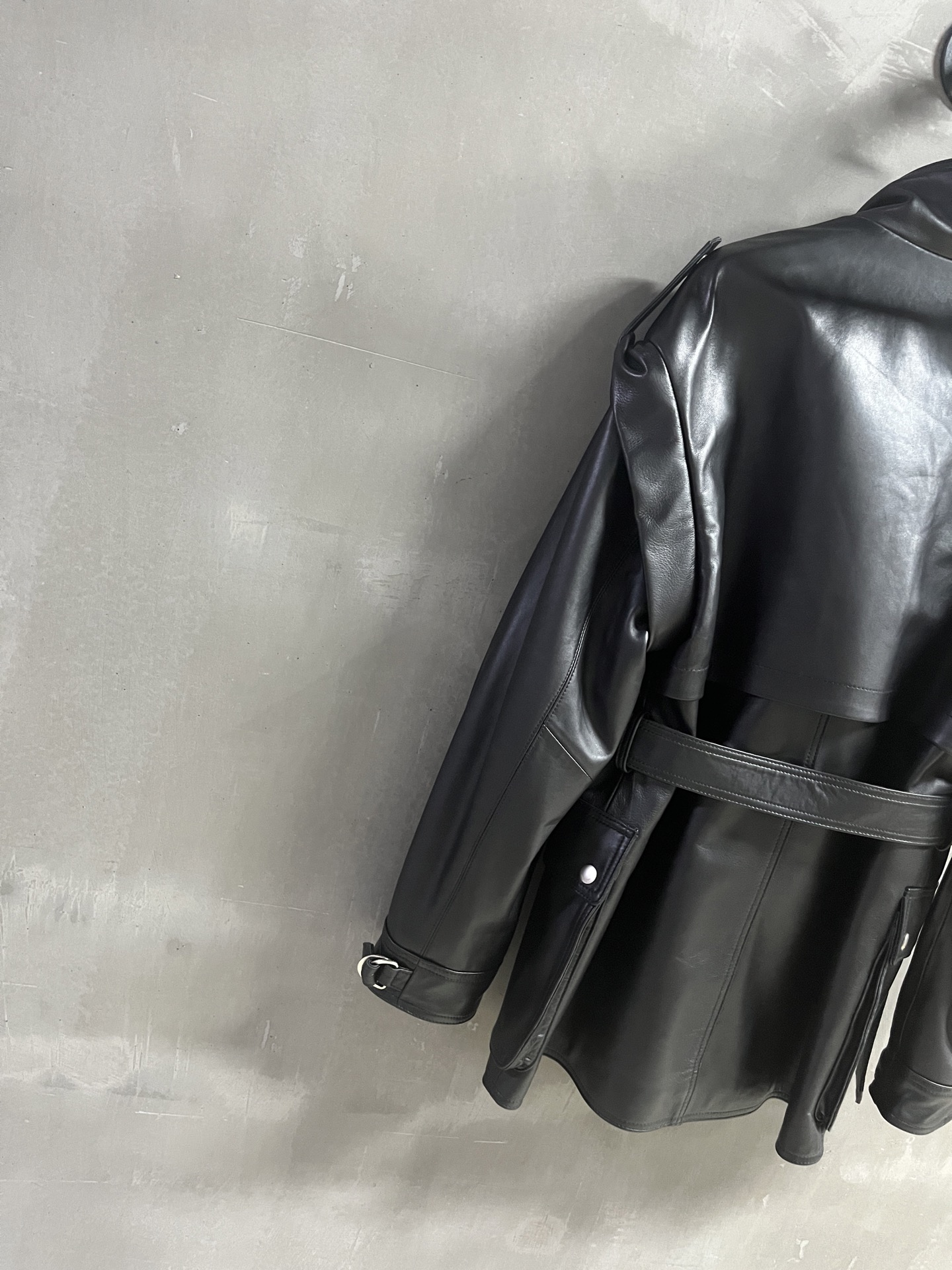 “Saint Laurent P3312 Women’s Suit for 2025 Autumn: Stylish One-Size-Fits-All with Leather Face and Dust-Proof Bag” - 图片 8