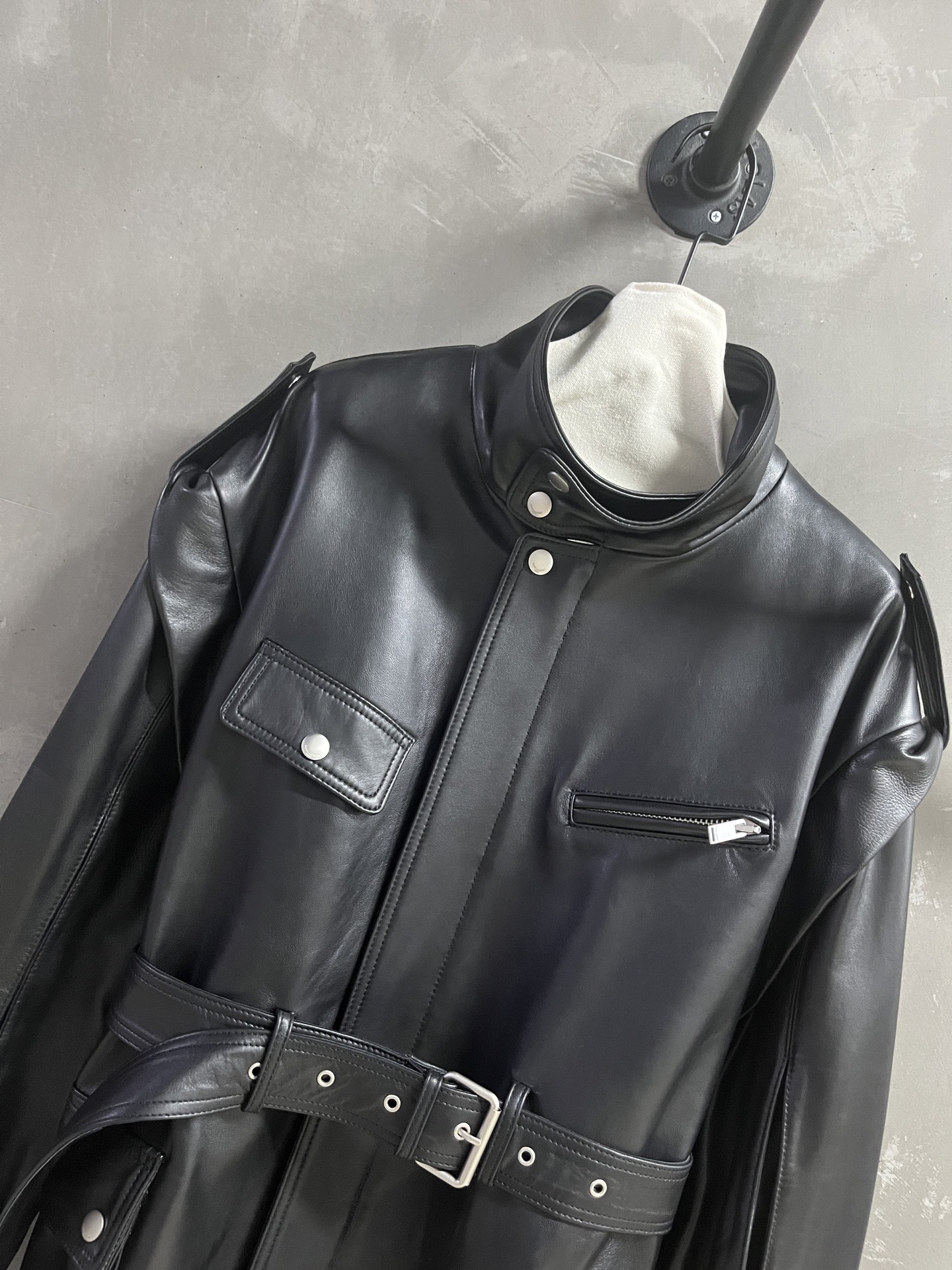 “Saint Laurent P3312 Women’s Suit for 2025 Autumn: Stylish One-Size-Fits-All with Leather Face and Dust-Proof Bag” - 图片 5