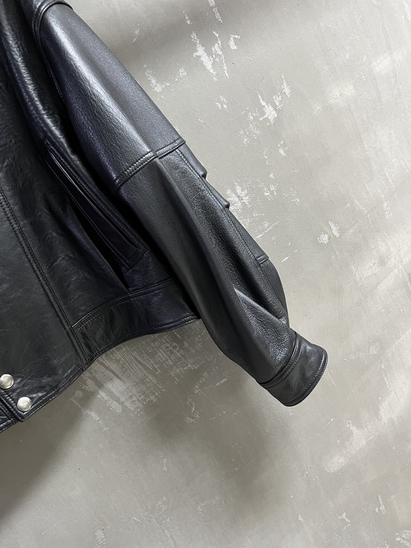 “Stylish Saint Laurent P2592 Female Suit: Leather Face, Dust-Proof Bag, 2025 Autumn Collection, Size M-XL” - 图片 6