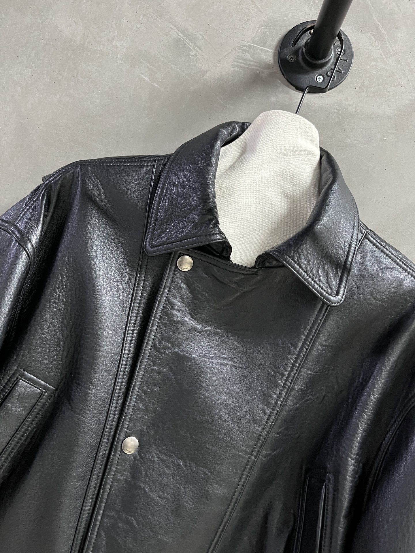 “Stylish Saint Laurent P2592 Female Suit: Leather Face, Dust-Proof Bag, 2025 Autumn Collection, Size M-XL” - 图片 5