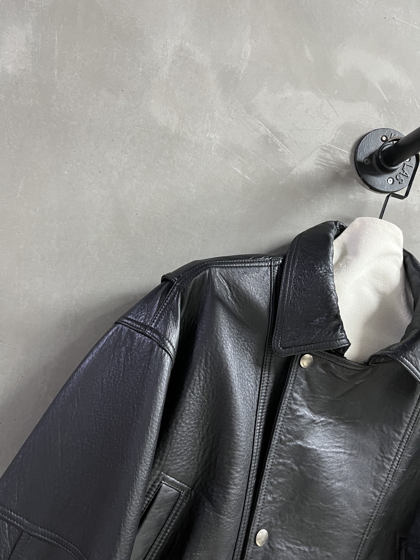“Stylish Saint Laurent P2592 Female Suit: Leather Face, Dust-Proof Bag, 2025 Autumn Collection, Size M-XL” - 图片 2