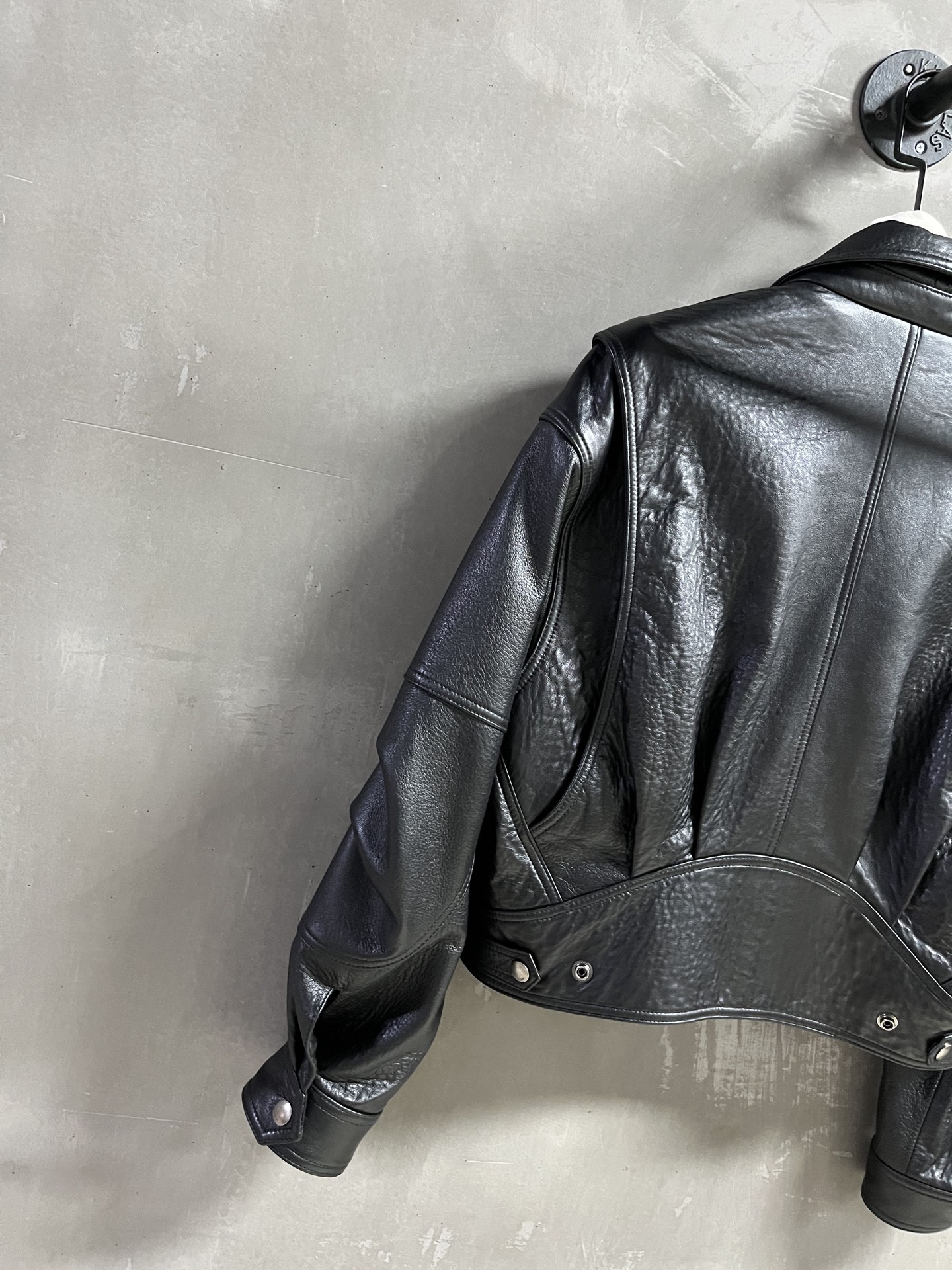 “Stylish Saint Laurent P2592 Female Suit: Leather Face, Dust-Proof Bag, 2025 Autumn Collection, Size M-XL” - 图片 8