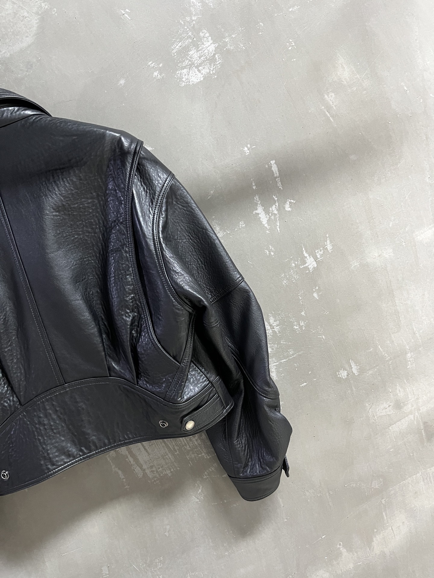 “Stylish Saint Laurent P2592 Female Suit: Leather Face, Dust-Proof Bag, 2025 Autumn Collection, Size M-XL” - 图片 7