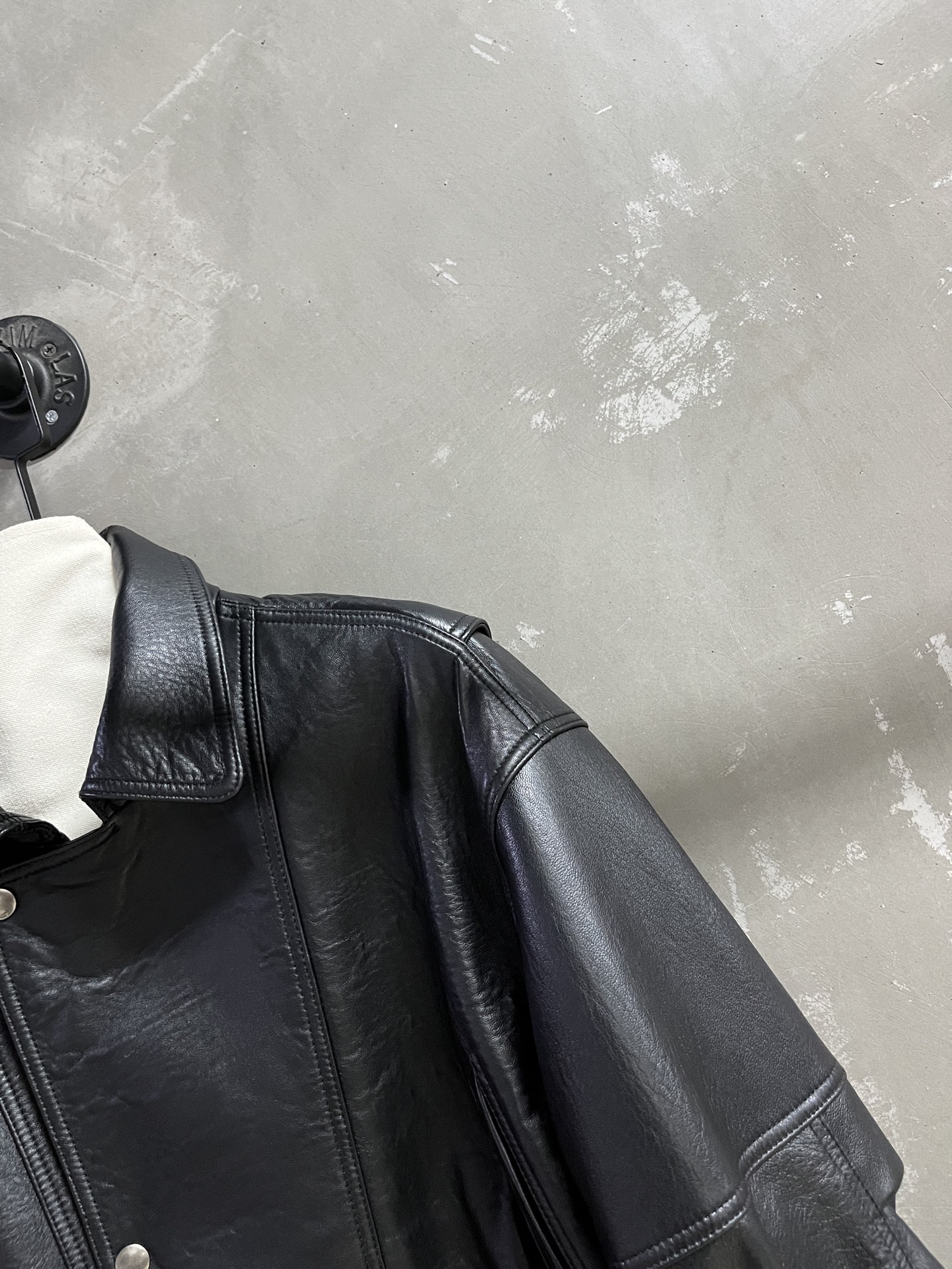 “Stylish Saint Laurent P2592 Female Suit: Leather Face, Dust-Proof Bag, 2025 Autumn Collection, Size M-XL” - 图片 3