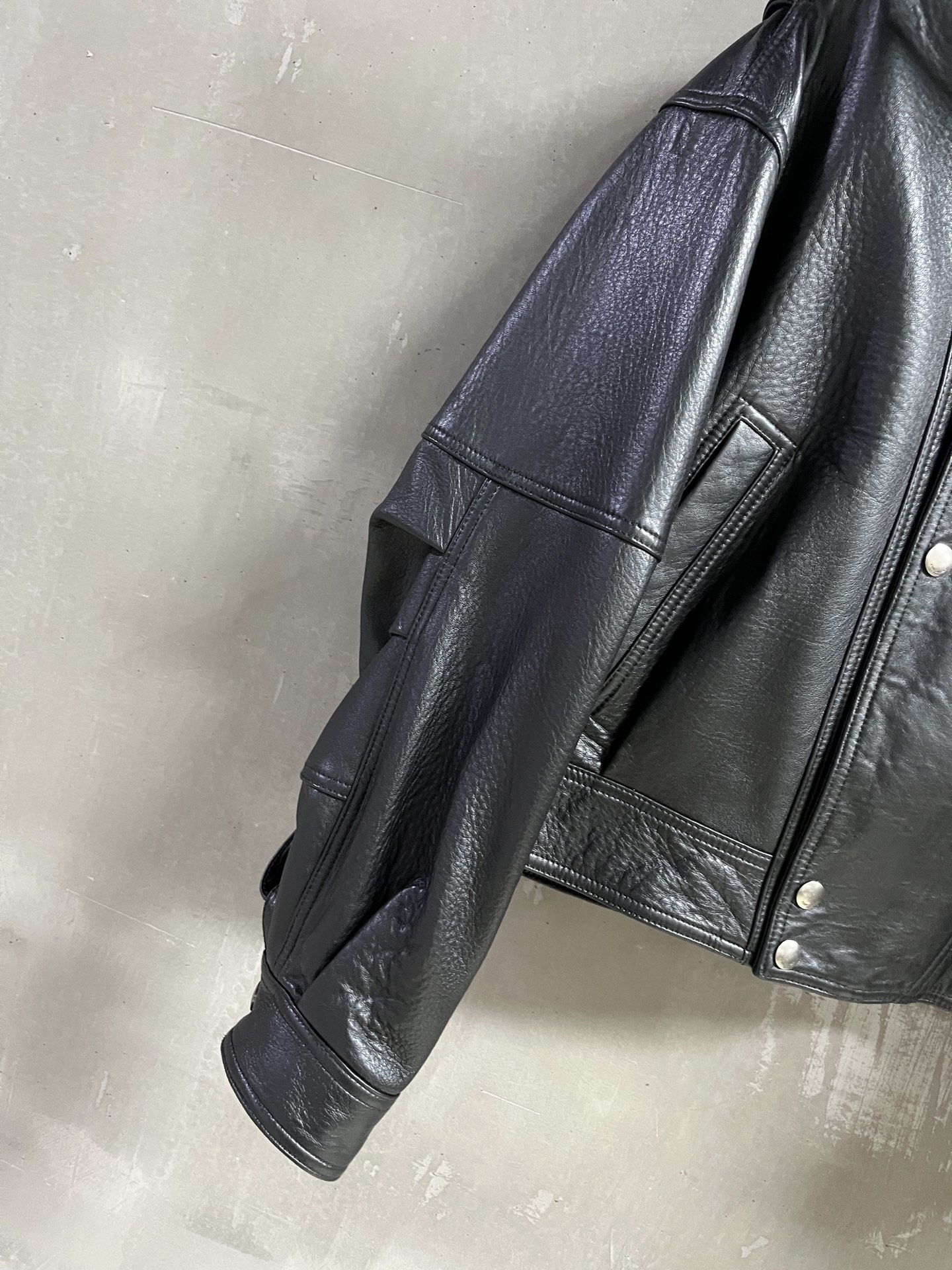 “Stylish Saint Laurent P2592 Female Suit: Leather Face, Dust-Proof Bag, 2025 Autumn Collection, Size M-XL” - 图片 4
