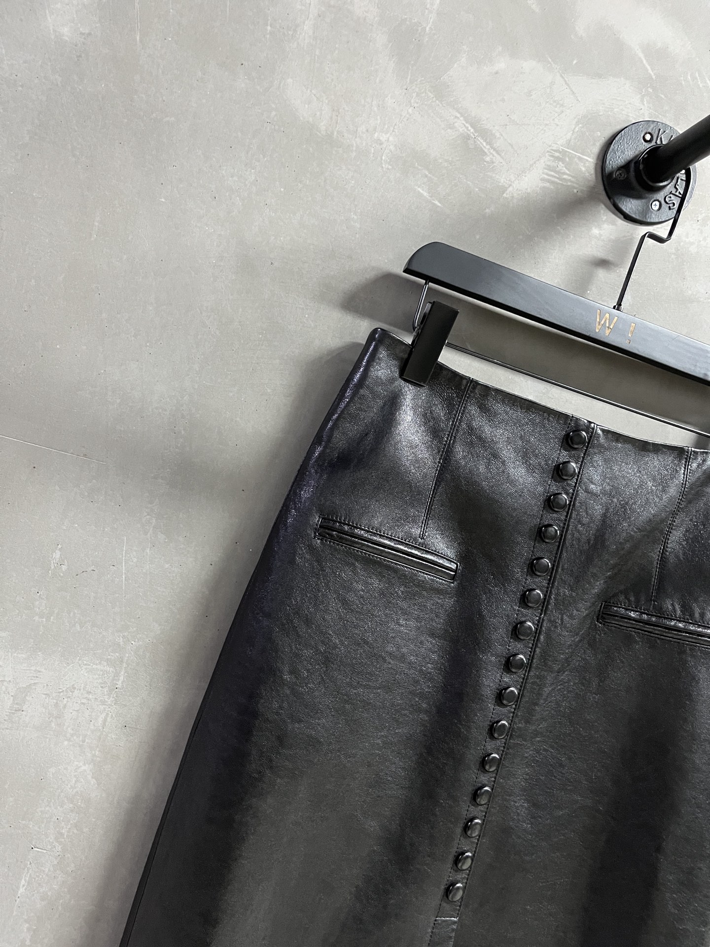 “2025 Christian D*or Suit in P2112 Style with Turkish Leather, Sizes S-XL” – Stylish and simple design, leather material. - 图片 4