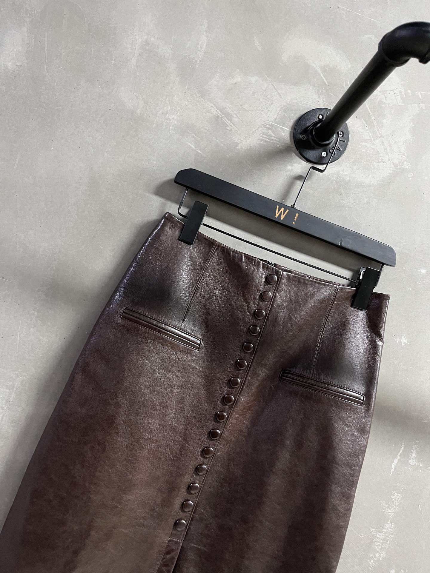 “2025 Christian D*or Suit P2112: Stylish leather dress in sizes S-XL with Turkish oil waxes and lambs material.” - 图片 2