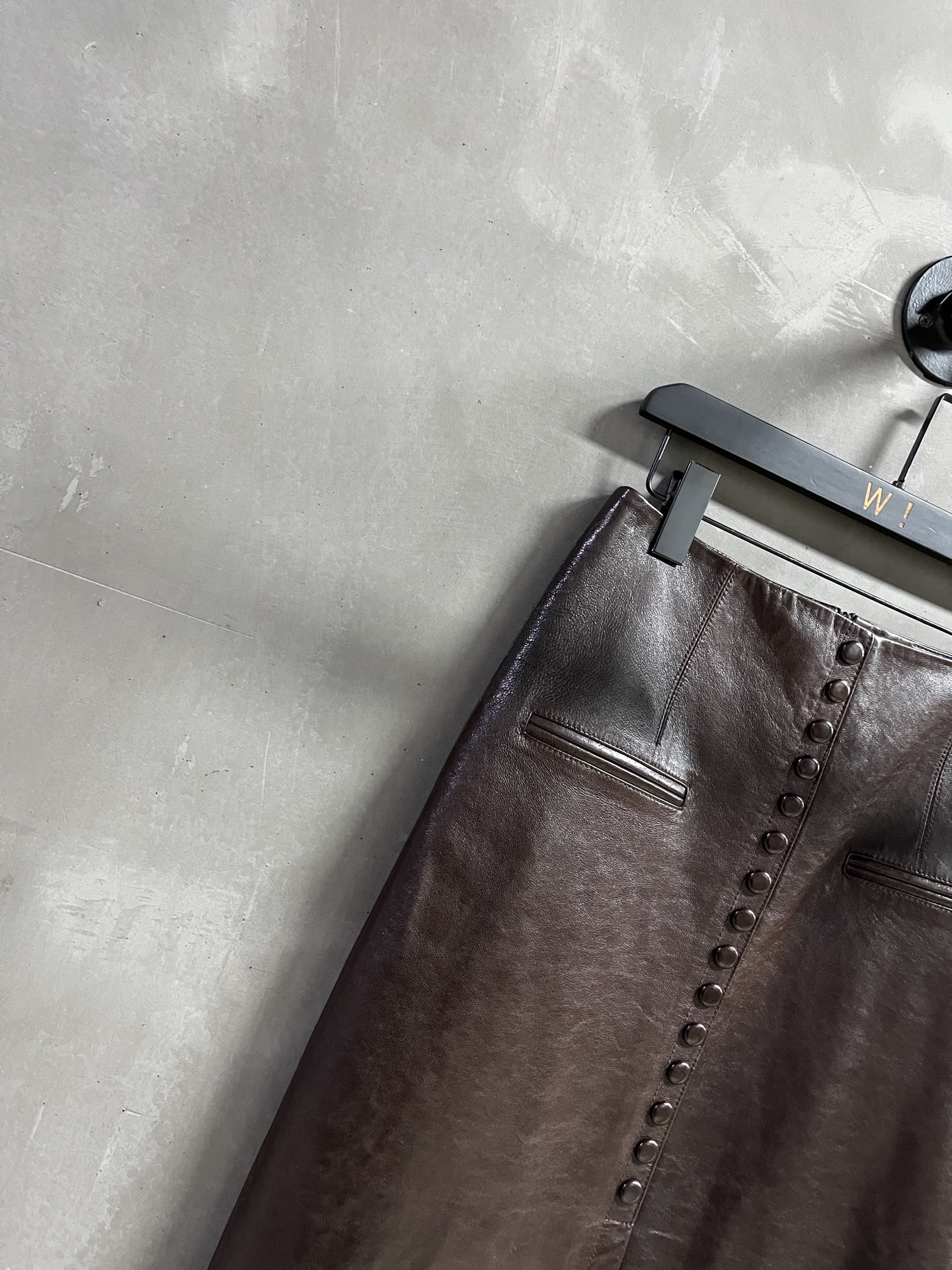 “2025 Christian D*or Suit P2112: Stylish leather dress in sizes S-XL with Turkish oil waxes and lambs material.” - 图片 3