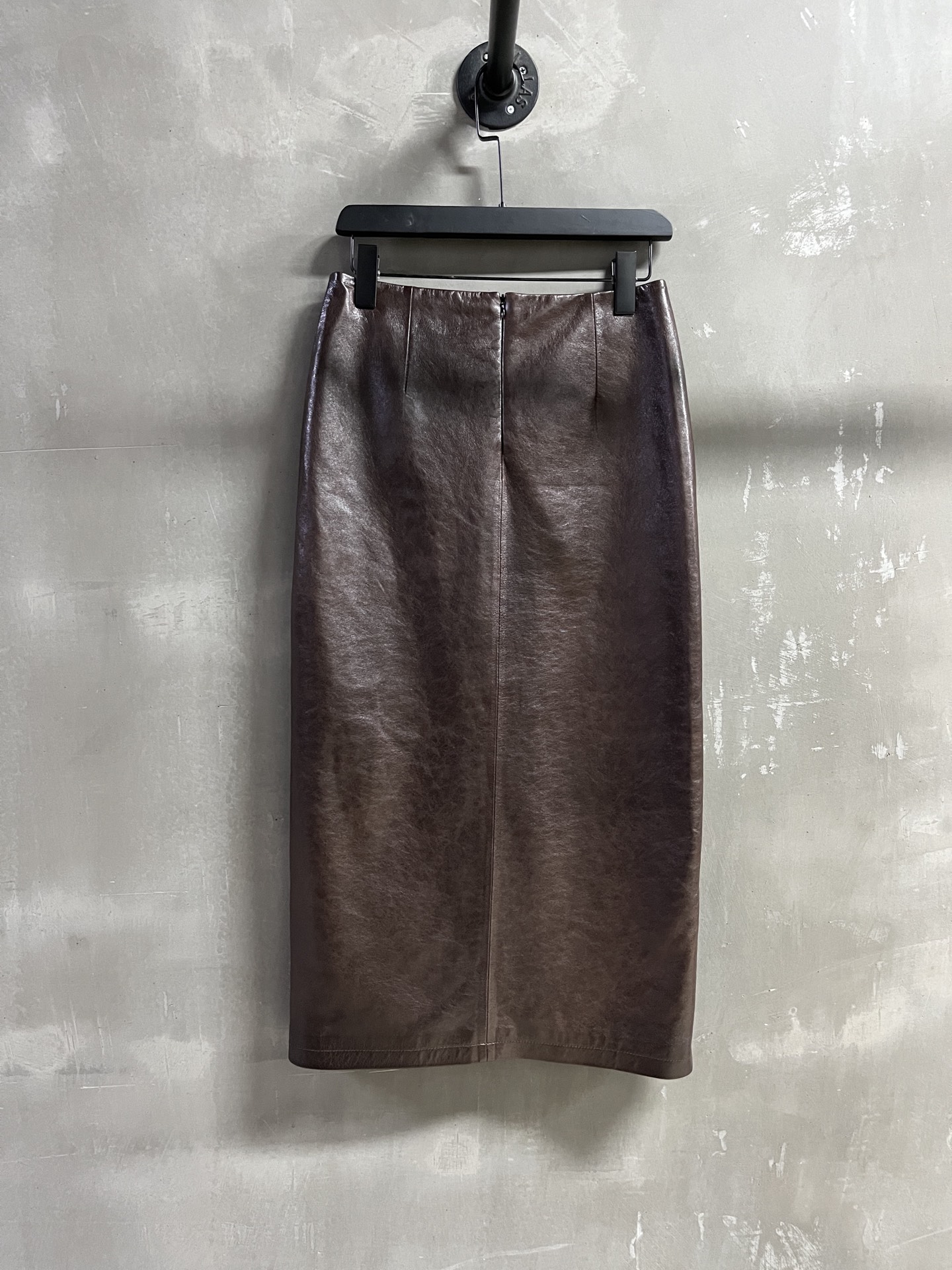 “2025 Christian D*or Suit P2112: Stylish leather dress in sizes S-XL with Turkish oil waxes and lambs material.” - 图片 9