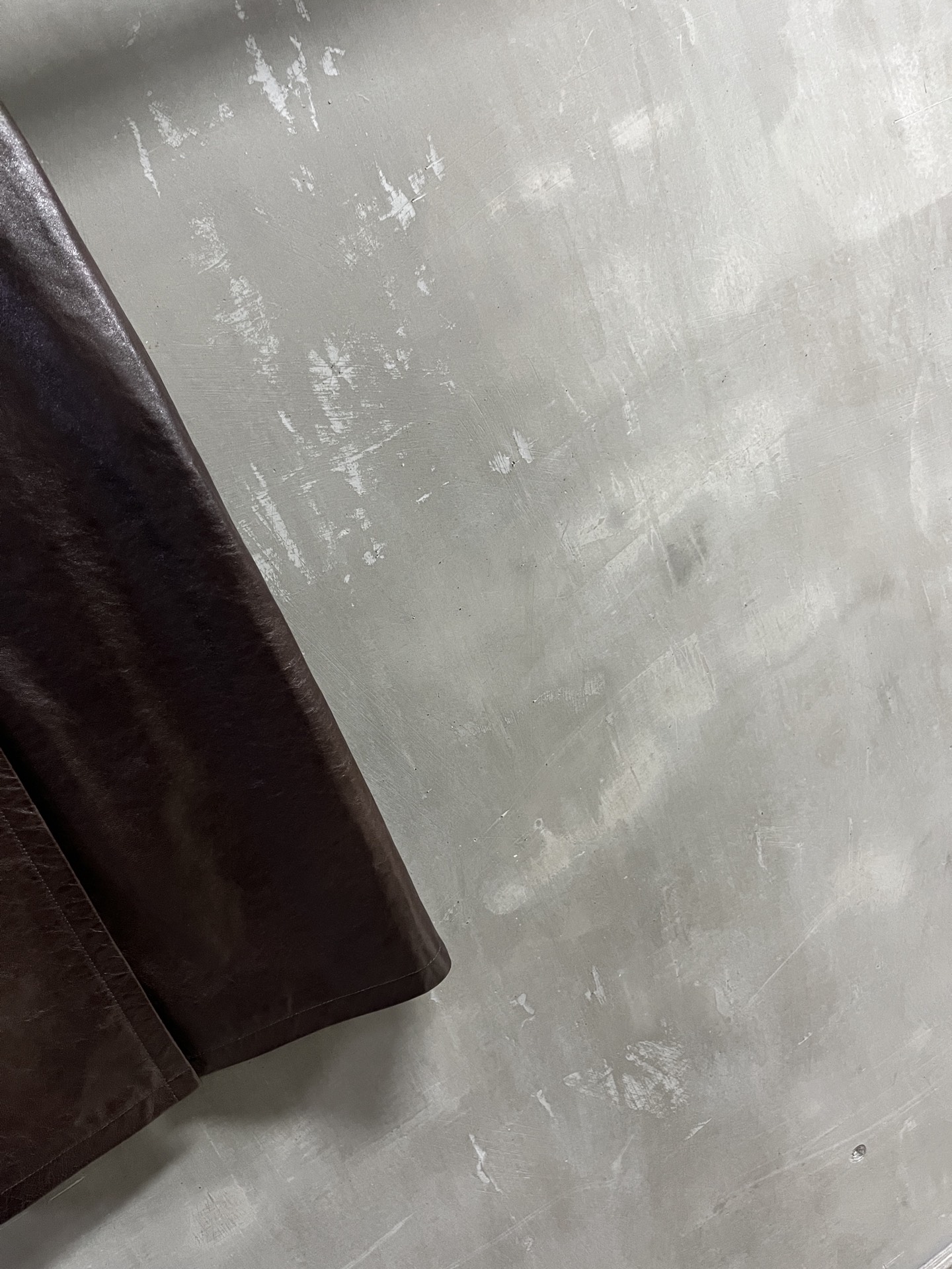“2025 Christian D*or Suit P2112: Stylish leather dress in sizes S-XL with Turkish oil waxes and lambs material.” - 图片 5
