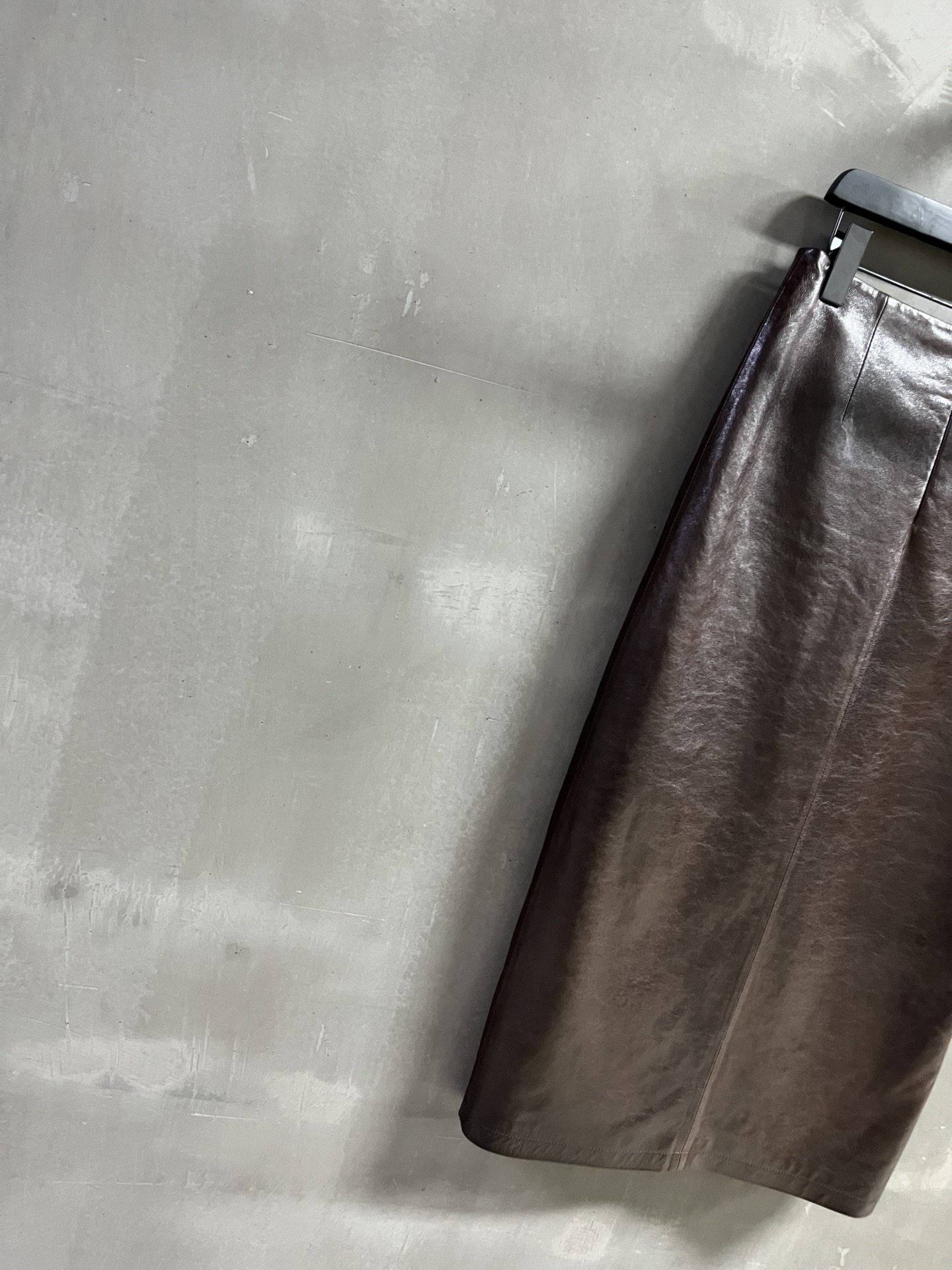 “2025 Christian D*or Suit P2112: Stylish leather dress in sizes S-XL with Turkish oil waxes and lambs material.” - 图片 8
