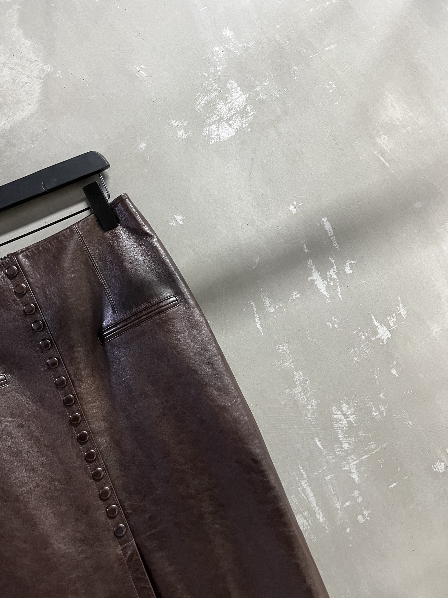 “2025 Christian D*or Suit P2112: Stylish leather dress in sizes S-XL with Turkish oil waxes and lambs material.” - 图片 4
