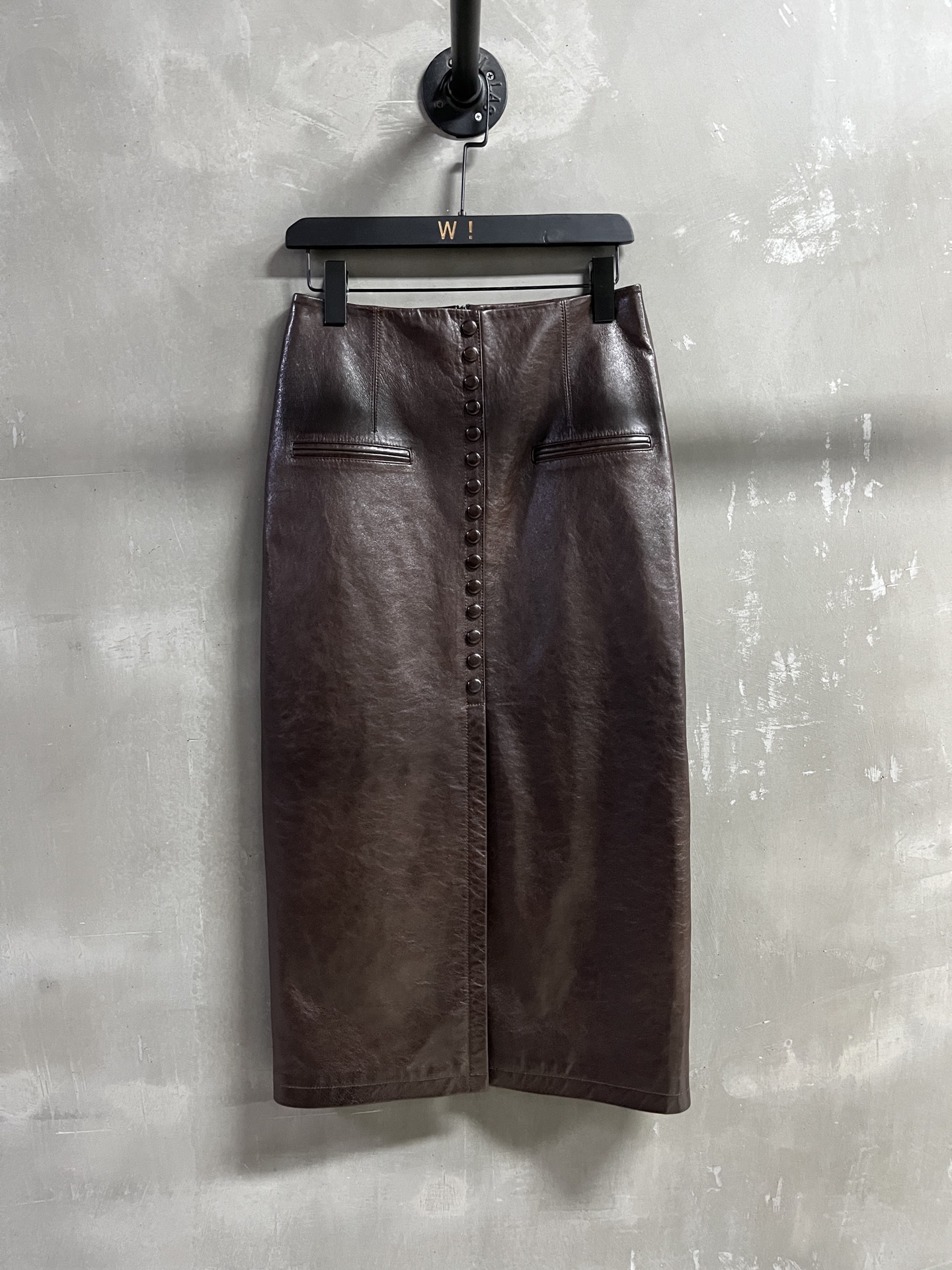 “2025 Christian D*or Suit P2112: Stylish leather dress in sizes S-XL with Turkish oil waxes and lambs material.” - 图片 1