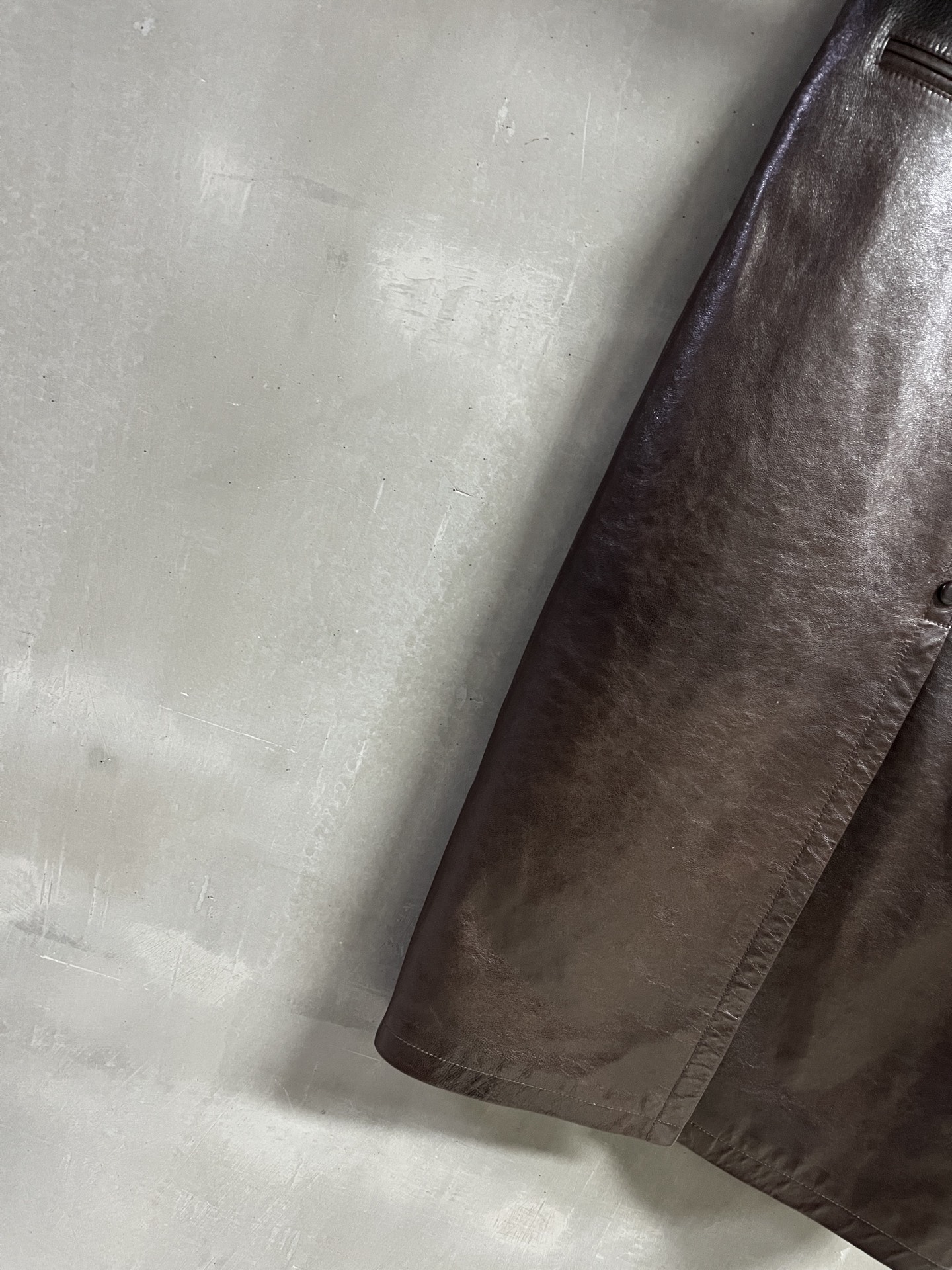 “2025 Christian D*or Suit P2112: Stylish leather dress in sizes S-XL with Turkish oil waxes and lambs material.” - 图片 7