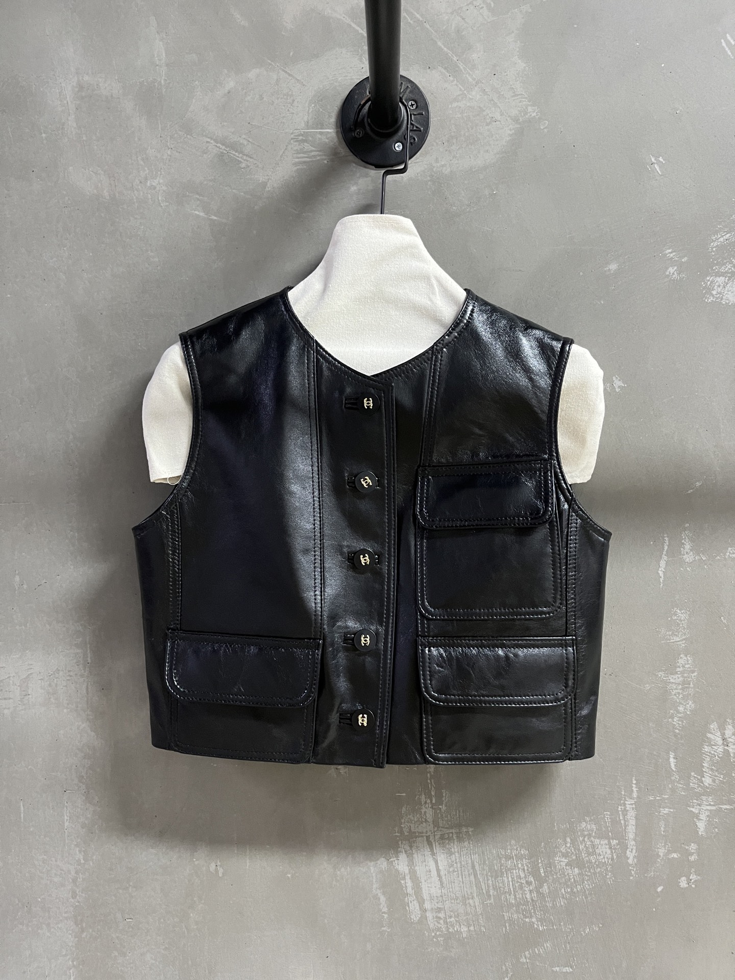 NO:636765,Introduction to Chan*l｜2025 new autumn clothing products The best vest item of this season!  Classic Chanel design, easy-to-match style, versatile and fashionable!  The neat tailoring and exquisite buttons make the leather jacket no longer monotonous. Customized camellia lining!  1994 Fragrant Grandma second-hand version - MATERIAL material - leather imported aurora lambskin size M-19860909Chan*l简介｜2025秋装新品 本季度最佳马甲单品！经典香奈儿设计 版型不挑人百搭又时髦！利落裁剪的同时穿插精美绝伦扣子让皮衣不再单调 定制山茶花里衬！1994年香奶奶中古版 - MATERIAL 材质 - 皮面进口极光小羊皮 size M- XL M码胸围92 衣长41 肩宽36,香奈儿-服装,chanel,chanel,leather jacket,sheepskin,alexander wang,Women's clothing