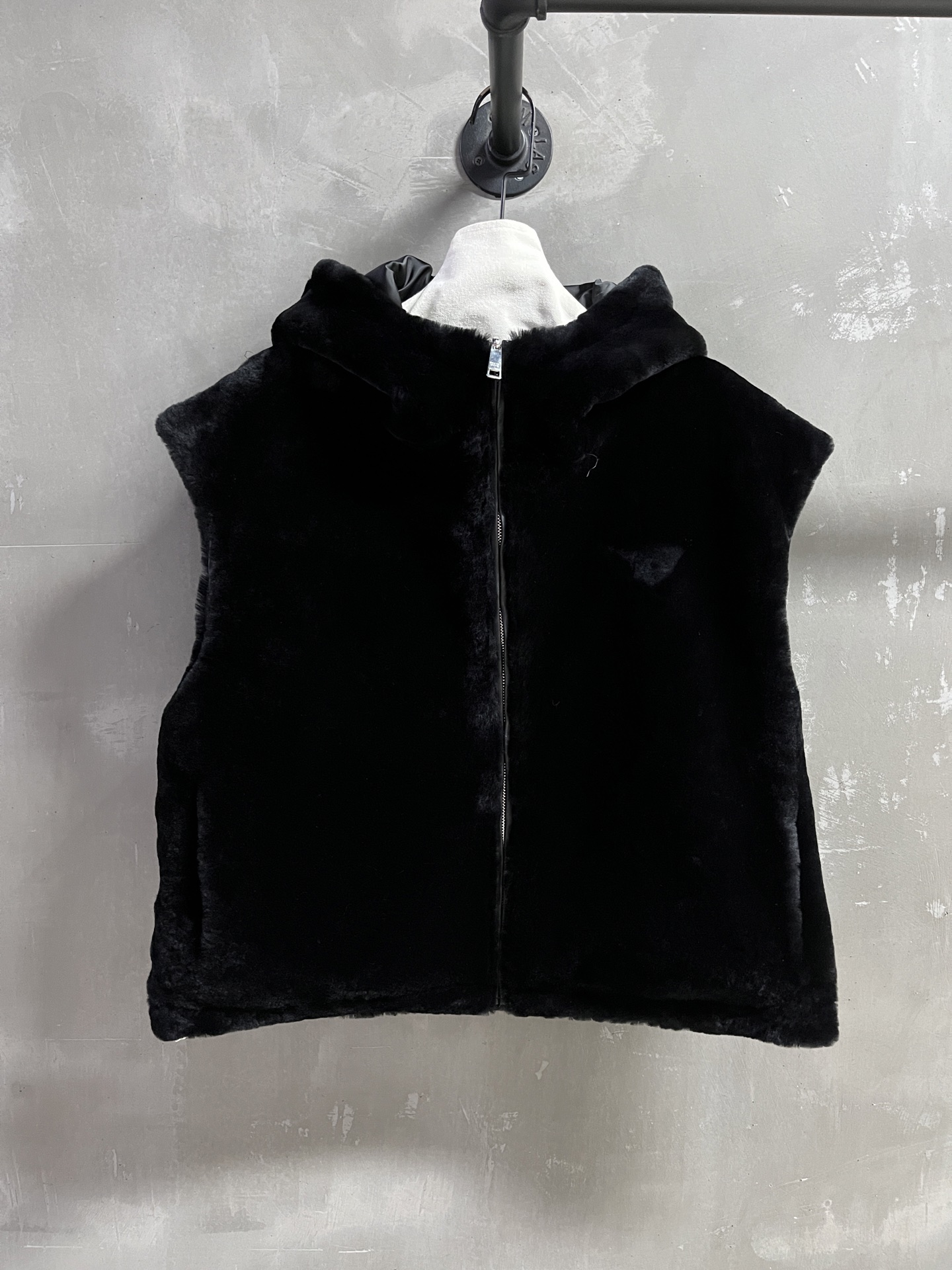 “2025 Early Autumn Pr*da Melancholy Collection: Classic Style in Melinau Wool” - 图片 1