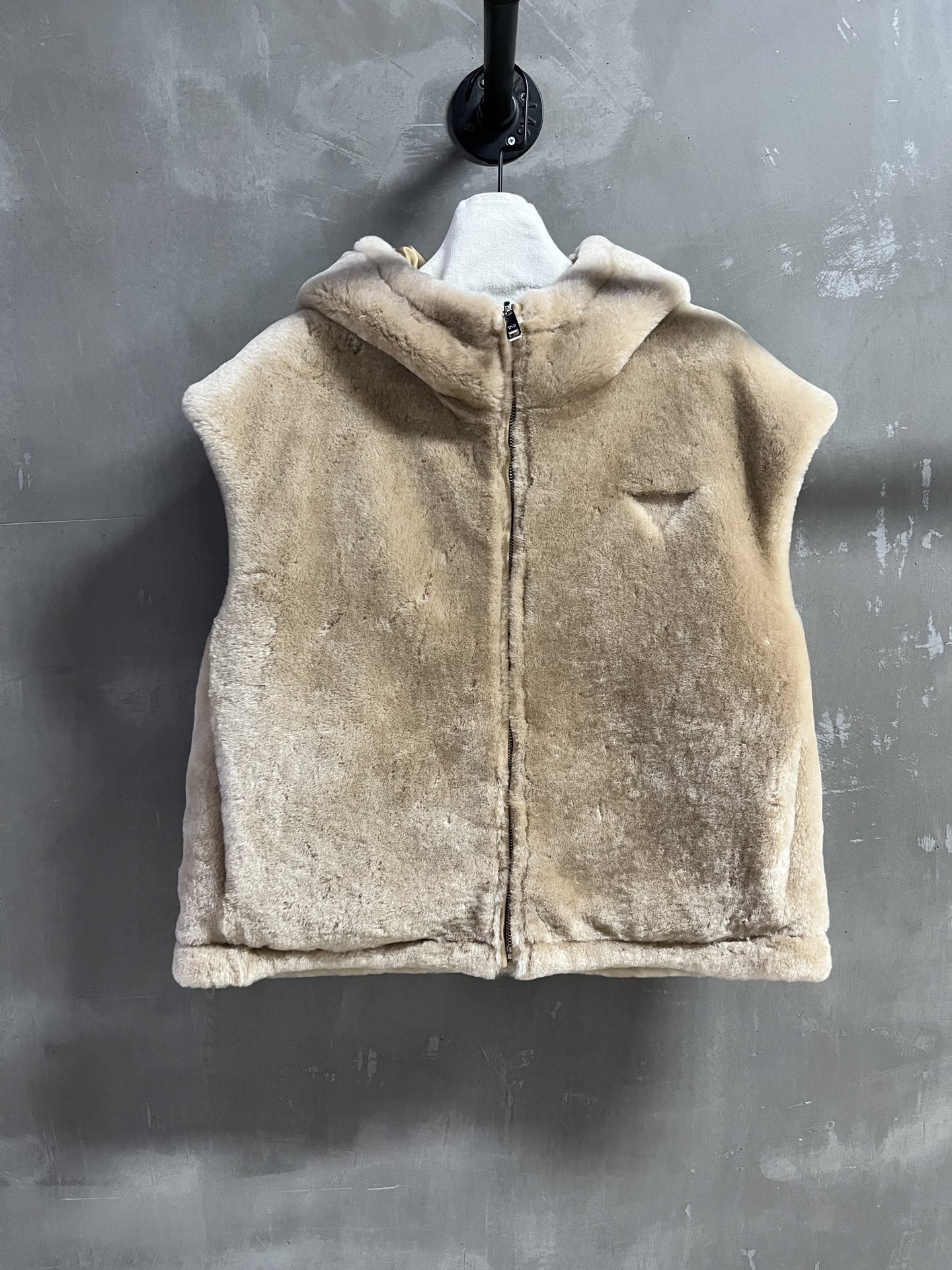 Title: P3072 Melancholic Stylish Coat 2025 Collection Summary: Stylish, melancholic one-size-fits-all coat from Pr*da 2025 collection in Melinau - 图片 1