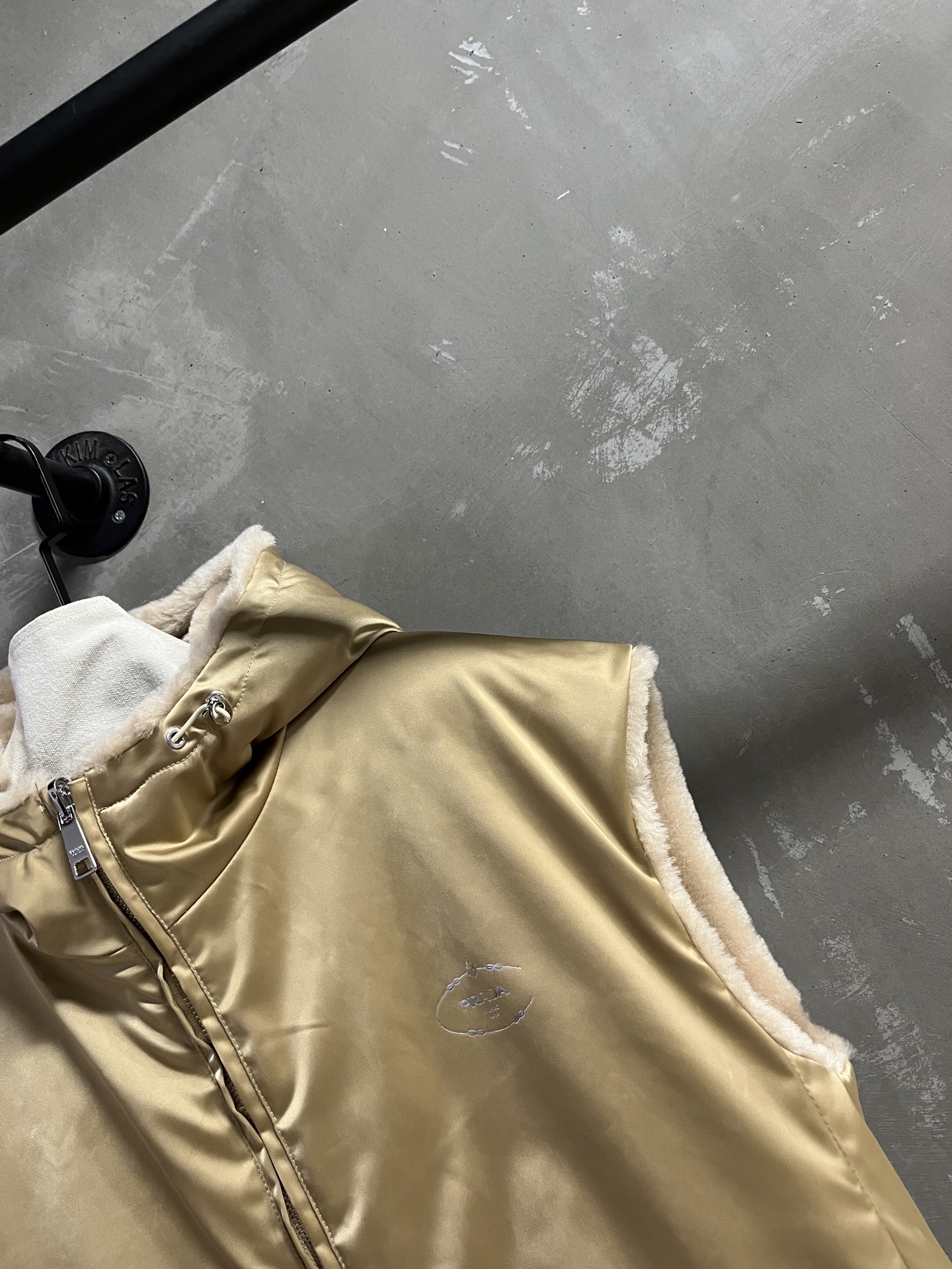 “Melancholic and stylish P3072 Pr*da coat in Melinau wool, 2025 early autumn collection, one-size-fits-all.” - 图片 4