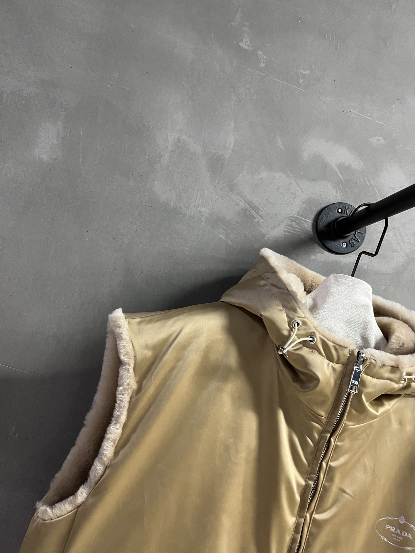 “Melancholic and stylish P3072 Pr*da coat in Melinau wool, 2025 early autumn collection, one-size-fits-all.” - 图片 5