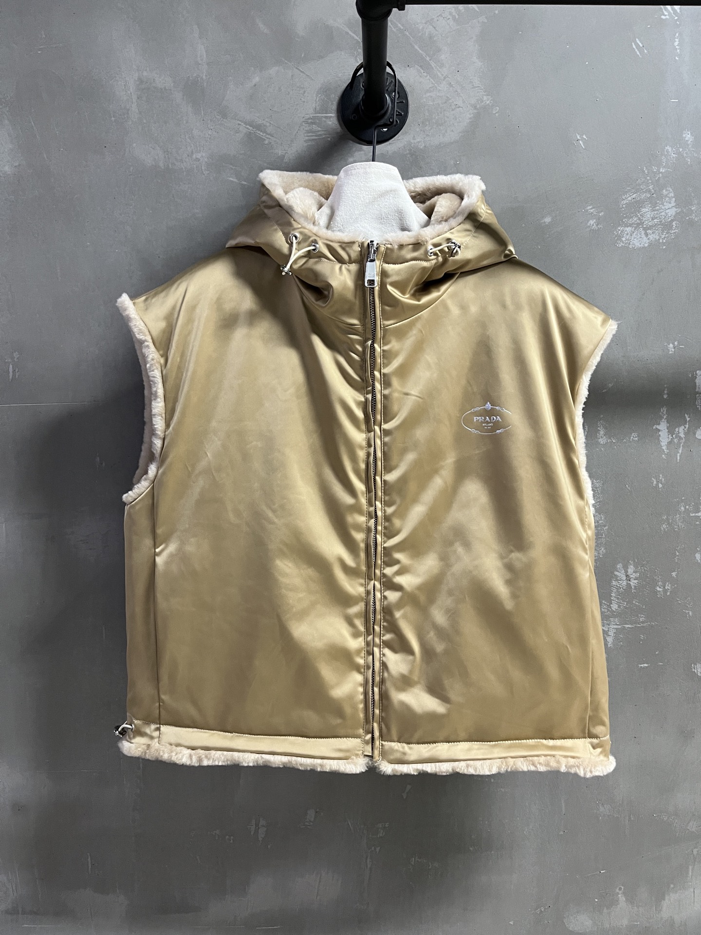 “Melancholic and stylish P3072 Pr*da coat in Melinau wool, 2025 early autumn collection, one-size-fits-all.” - 图片 1