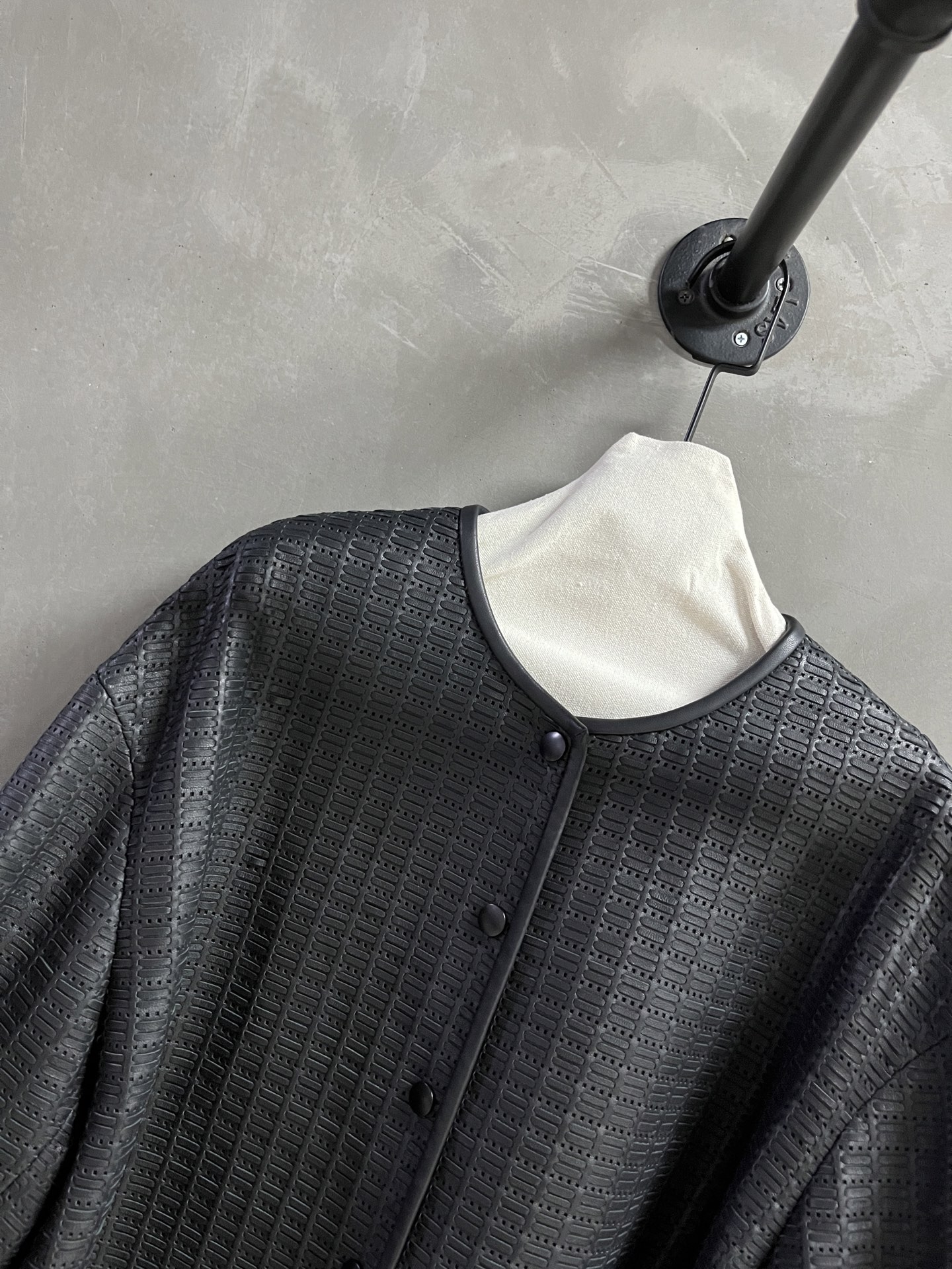 Title: Christian D*or 2025 Autumn Female Suit Description Summary: New 2025 autumn suit by Christian D*or, one-by-one female suit with dust-proof bag, made of - 图片 5