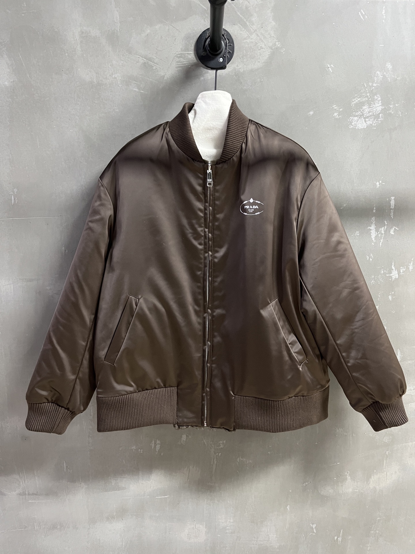 NO:636774,Introduction to Pr*da｜2025 Early Autumn New Products The best fur all-in-one product this season!  The merino wool fit is loose and unobtrusive, versatile and fashionable!  Classic reversible - MATERIAL material - leather imported merino wool size M-19860909Pr*da简介｜2025早秋新品 本季度最佳皮毛一体单品！美利奴羊毛版型宽松不挑人百搭又时髦！经典两面穿 - MATERIAL 材质 - 皮面进口美利奴羊毛 size M- XL M码胸围124 肩宽52 衣长65 袖长56,普拉达-服装,prada,alexander wang,Women's clothing