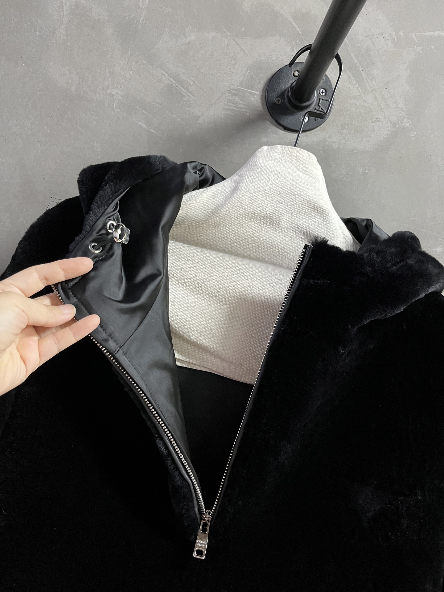 2025 Early Autumn Pr*da Melancholy Style Melinau Wool Outfit with Dust-Proof Bag – Size M-XL - 图片 5