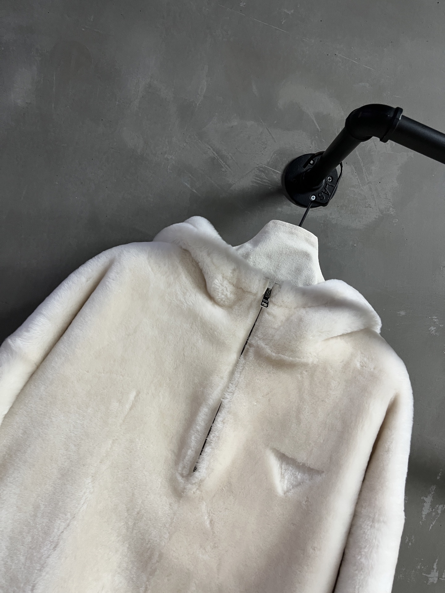 Prada Merino Wool Jacket: 2025 Pre-Fall Collection, Relaxed Fit, Stylish & Versatile 9 i1755185431186 4200 0 7