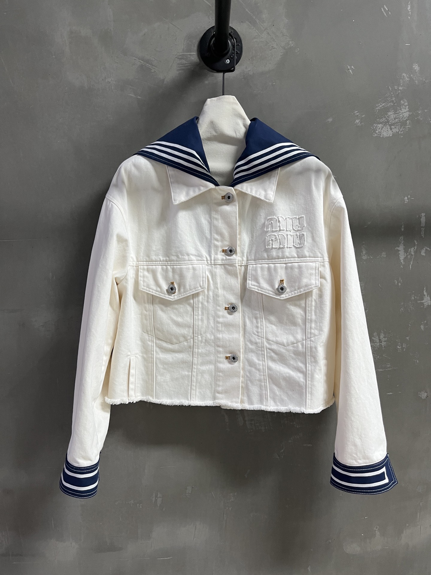 NO:636786,Introduction to Miu M*u｜2025 new autumn clothing The best shirt item of this season!  The style is versatile and fashionable!  - MATERIAL Material - Leather imported original high weave density fabric size M-19860909Miu M*u简介｜2025秋装新品 本季度最佳衬衫单品！版型不挑人百搭又时髦！ - MATERIAL 材质 - 皮面进口原版高织数密度面料 size M- XL M码胸围112衣长50肩宽51袖长53 price,缪缪-服装,miumiu,shirts,alexander wang,Women's clothing