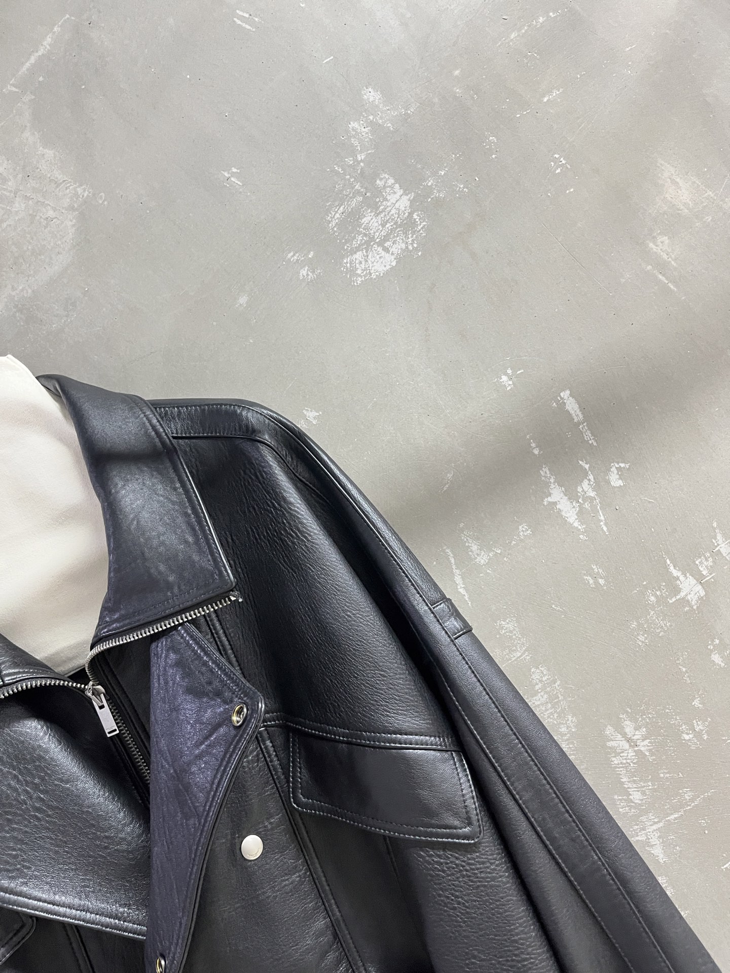 “Stylish 2025 Autumn Suit for Men and Women: P3072 Saint Laurent Leather Outfit” - 图片 3
