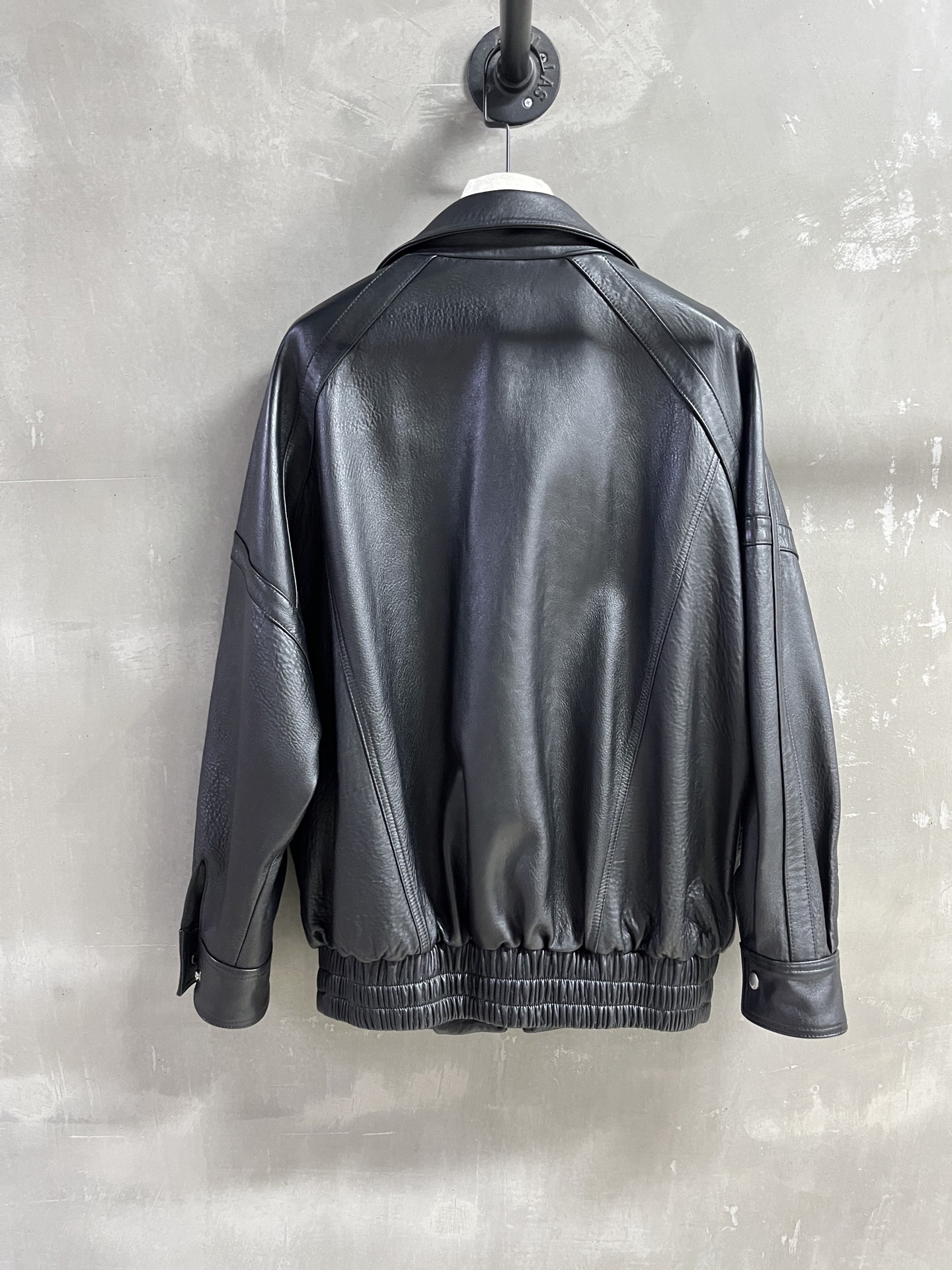 “Stylish 2025 Autumn Suit for Men and Women: P3072 Saint Laurent Leather Outfit” - 图片 9