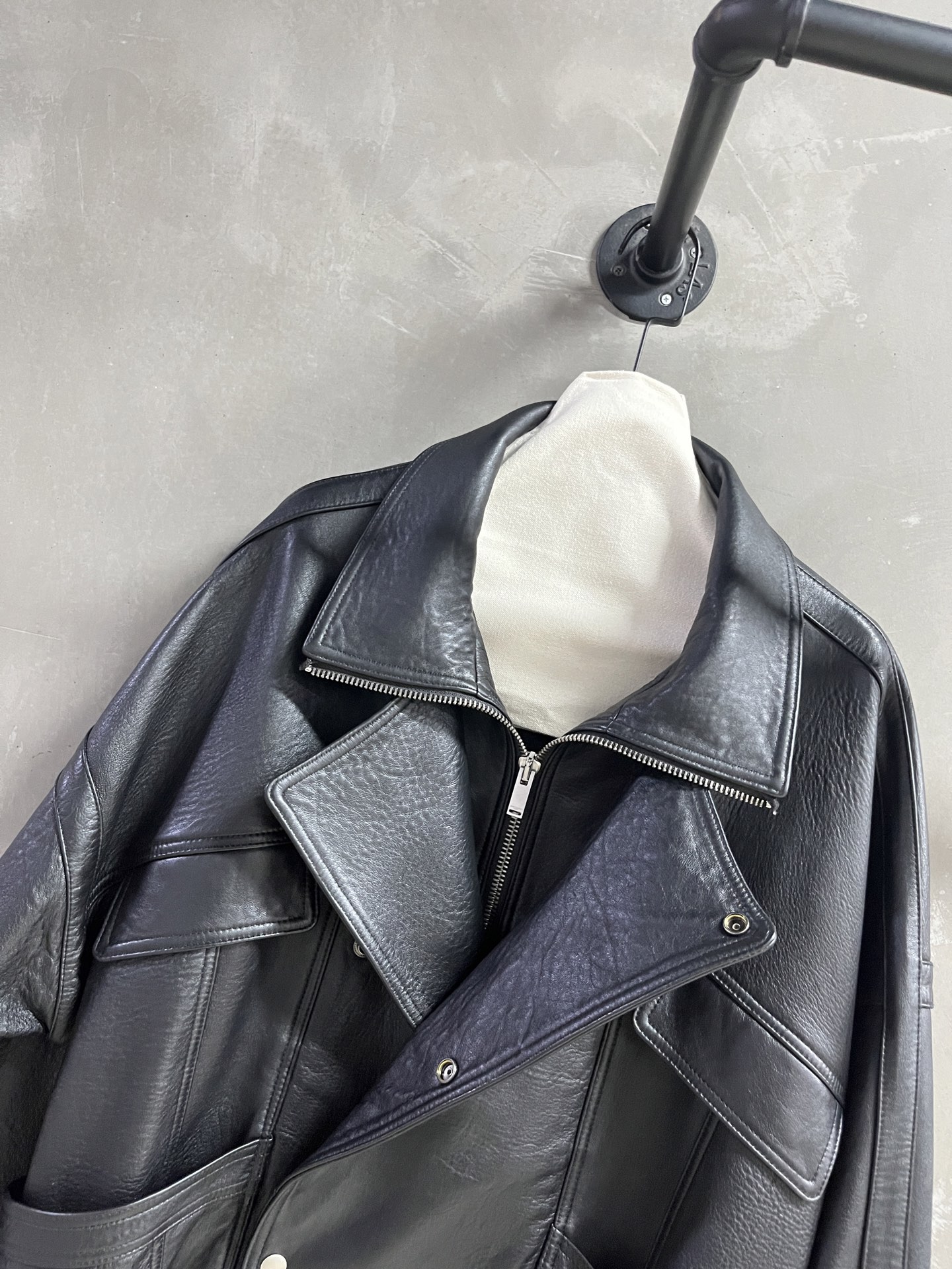 “Stylish 2025 Autumn Suit for Men and Women: P3072 Saint Laurent Leather Outfit” - 图片 6
