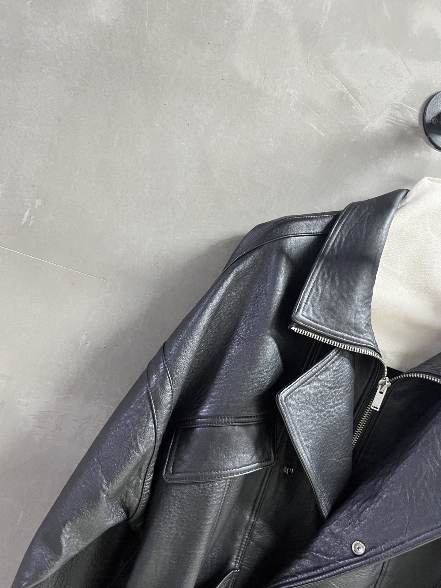 “Stylish 2025 Autumn Suit for Men and Women: P3072 Saint Laurent Leather Outfit” - 图片 4