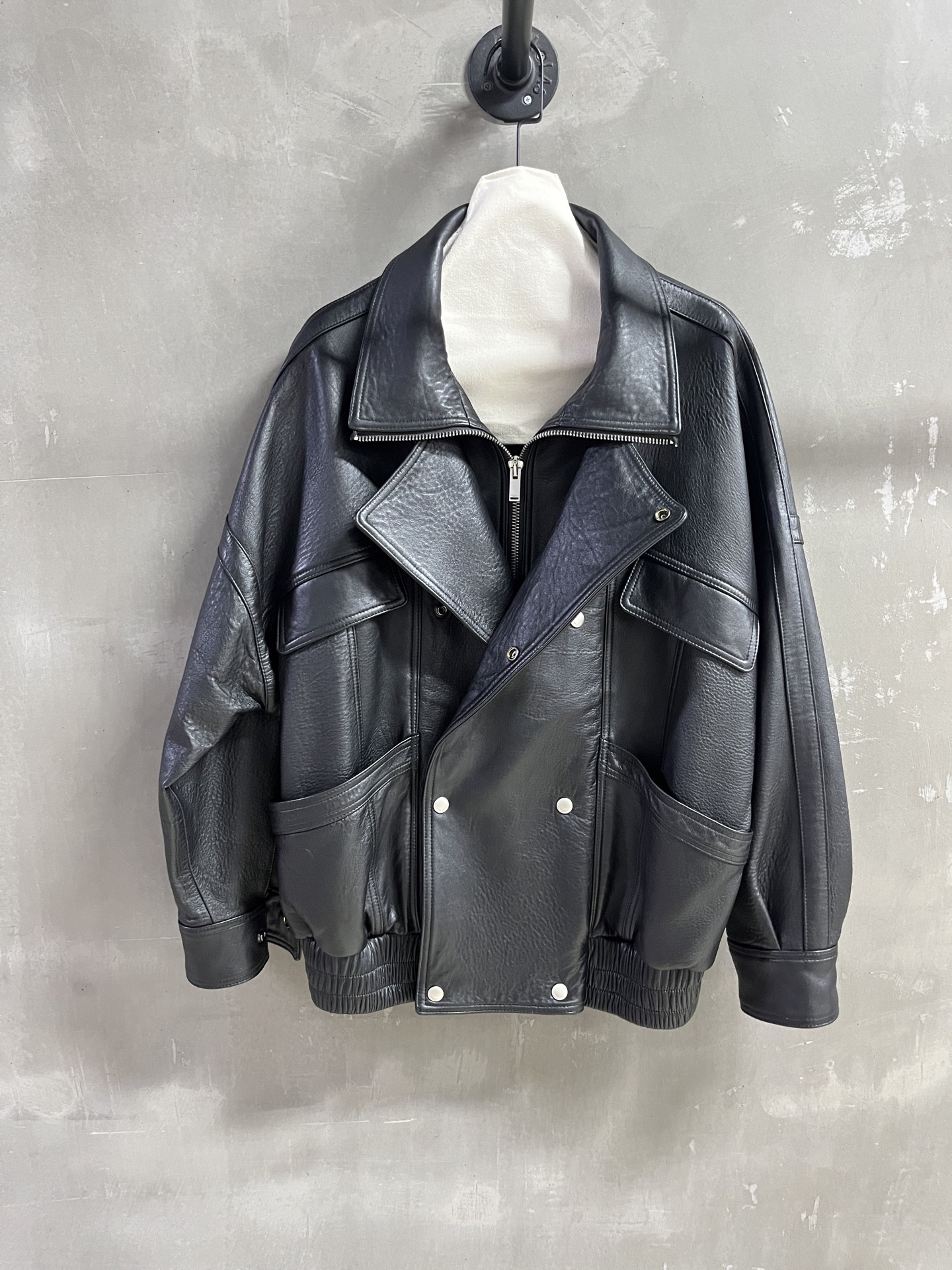 “Stylish 2025 Autumn Suit for Men and Women: P3072 Saint Laurent Leather Outfit” - 图片 1