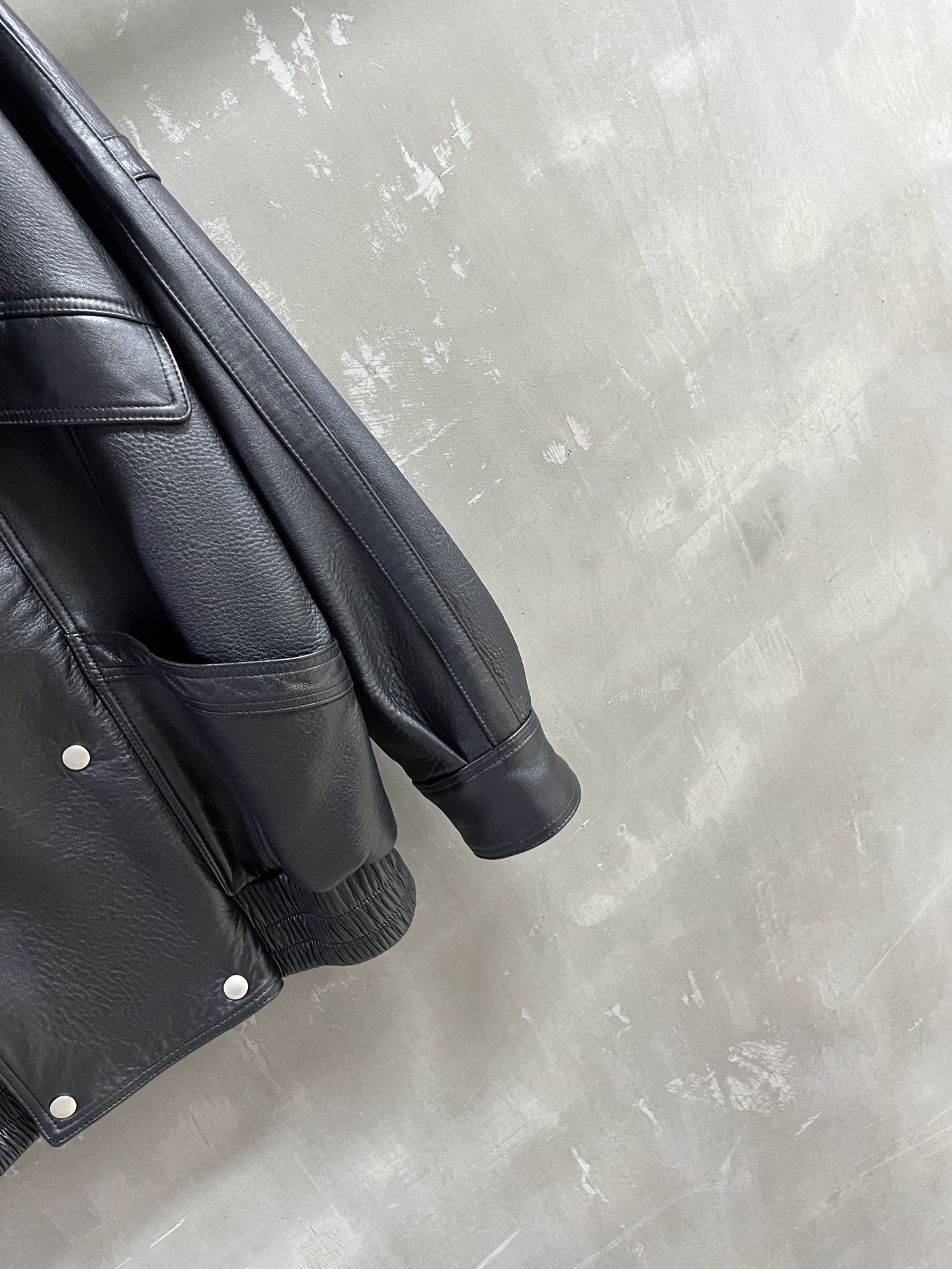 “Stylish 2025 Autumn Suit for Men and Women: P3072 Saint Laurent Leather Outfit” - 图片 2