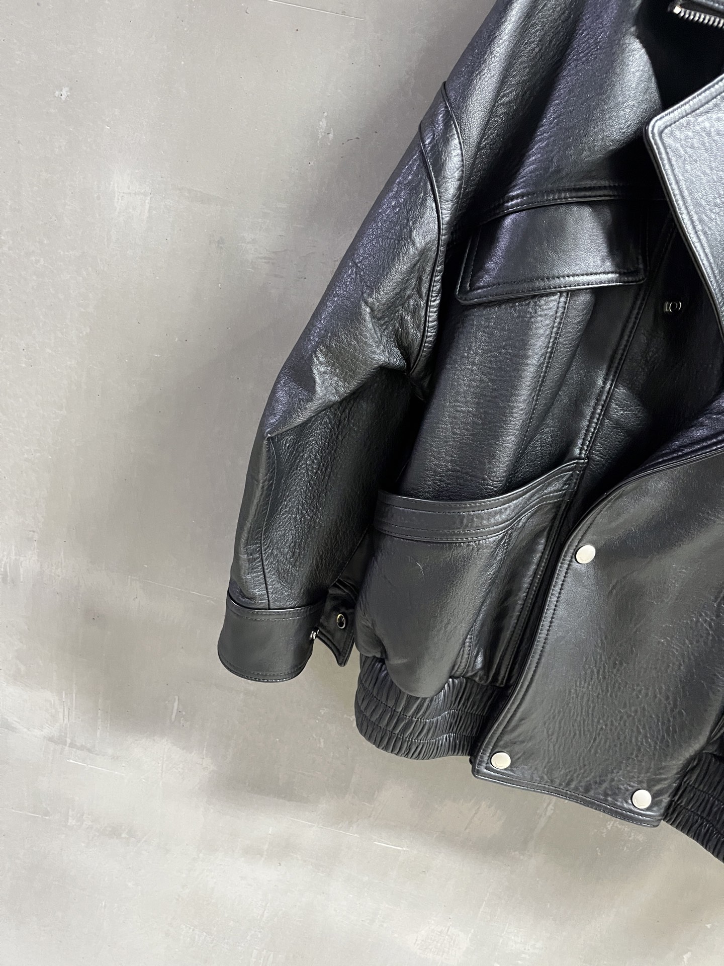“Stylish 2025 Autumn Suit for Men and Women: P3072 Saint Laurent Leather Outfit” - 图片 5
