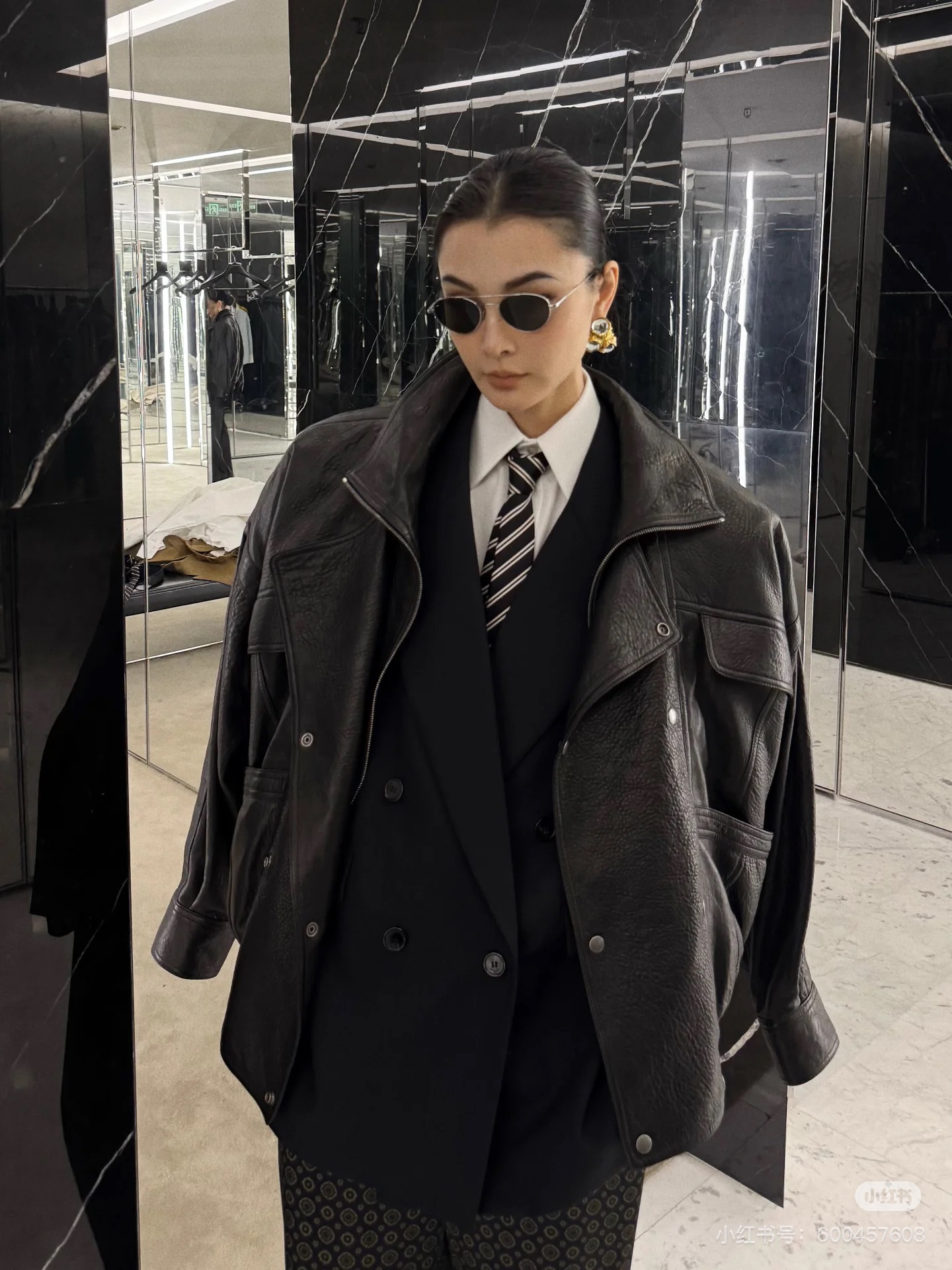 “WOMEN MUST WEAR YSL LEATHER.” - 图片 1