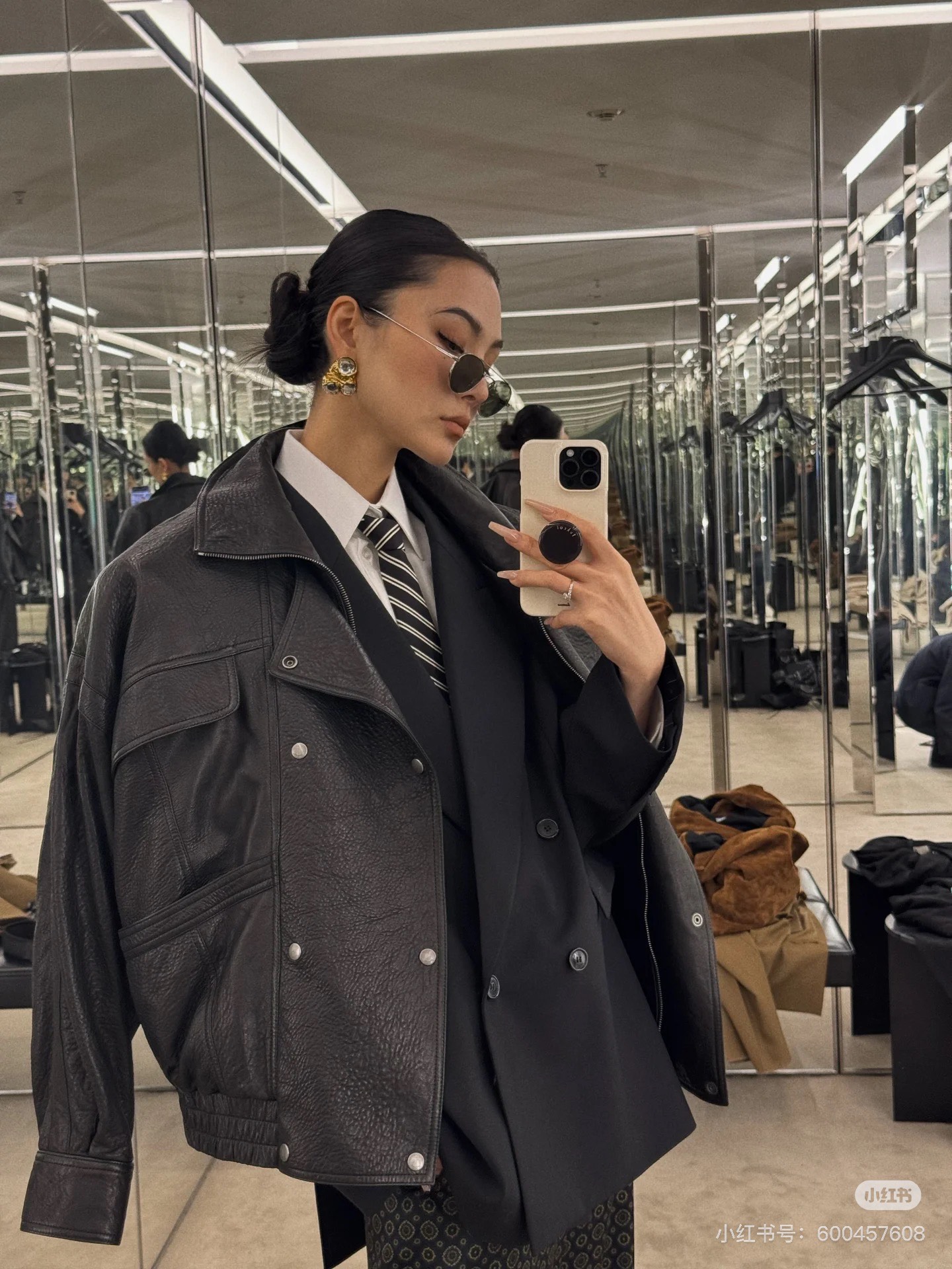 “WOMEN MUST WEAR YSL LEATHER.” - 图片 4