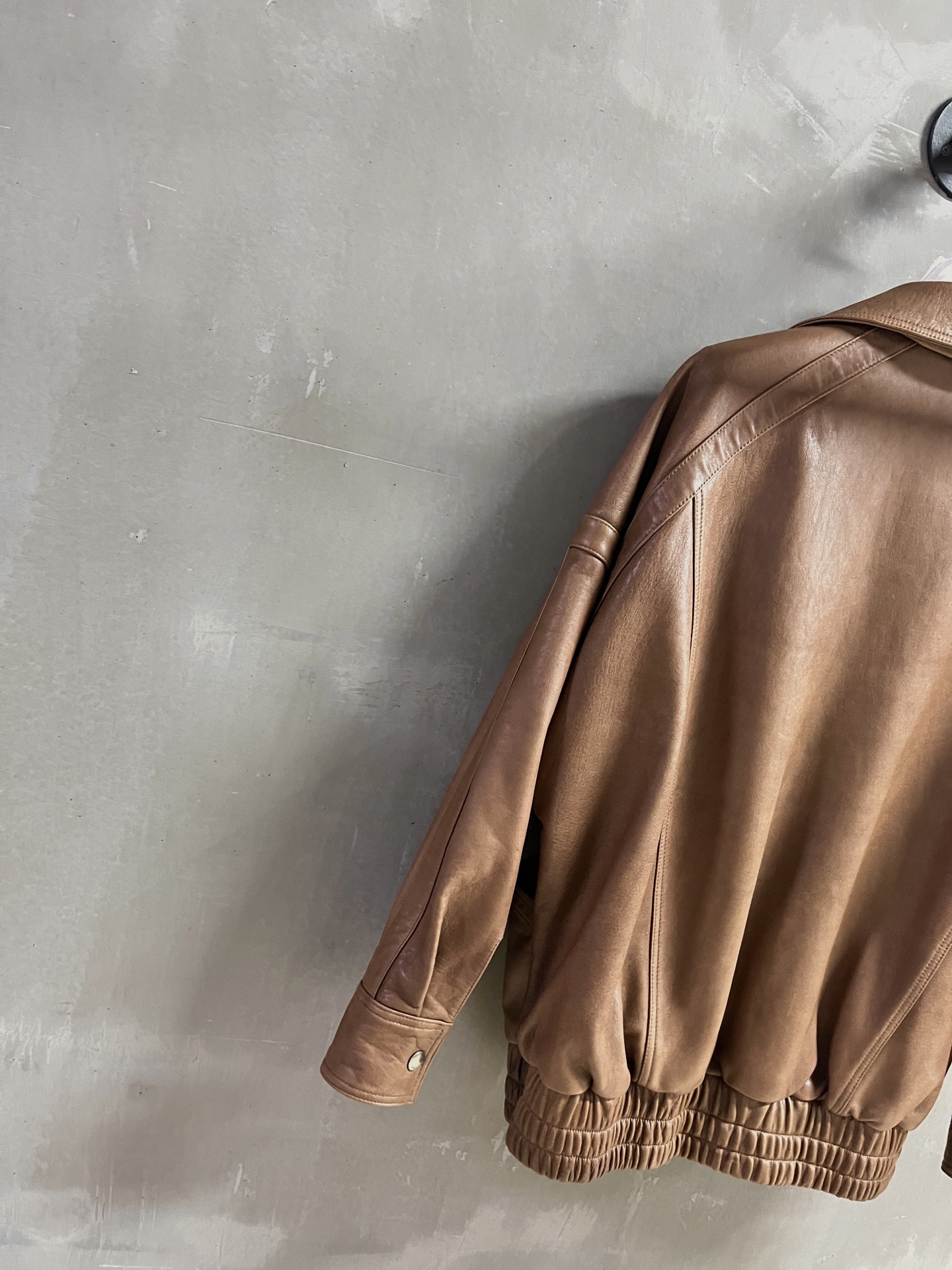 “Saint Laurent P3072 Women’s Leather Suit with Dust-Proof Bag | 2025 Autumn Collection” - 图片 7