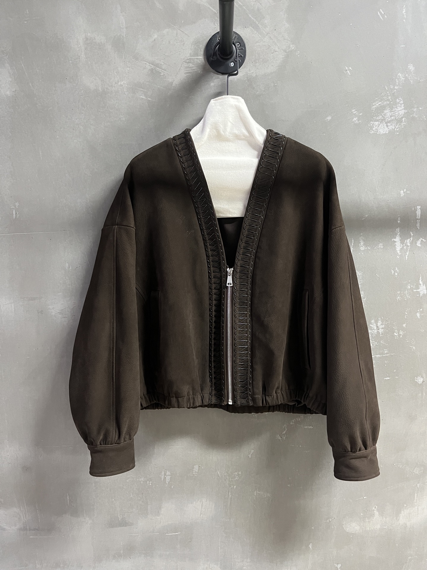 “2025 Autumn Women’s Suit P3072: Classic V-Neck Design, Turkish Goat Velvet Leather, Skinny and Stylish” - 图片 1