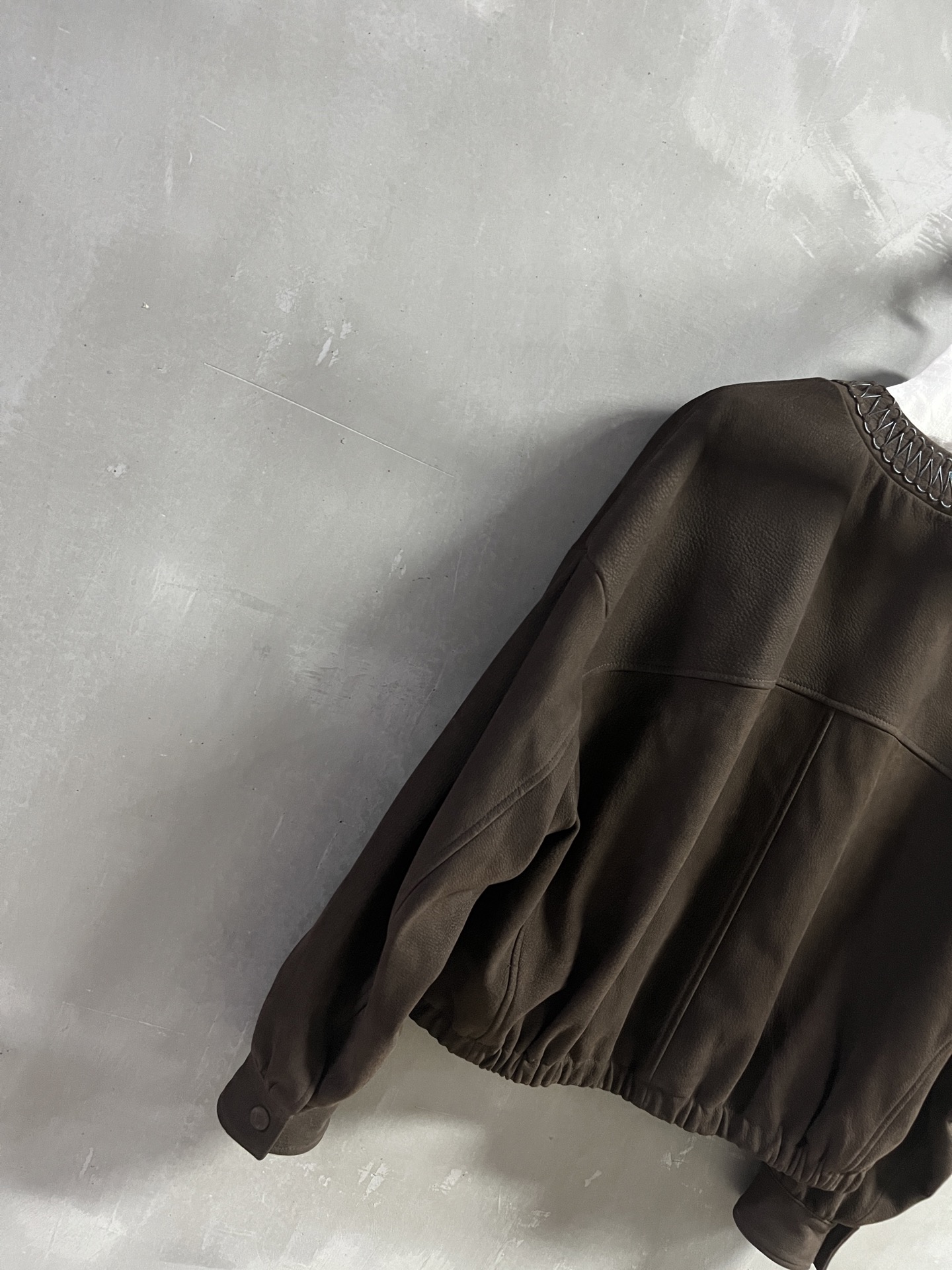 “2025 Autumn Women’s Suit P3072: Classic V-Neck Design, Turkish Goat Velvet Leather, Skinny and Stylish” - 图片 7