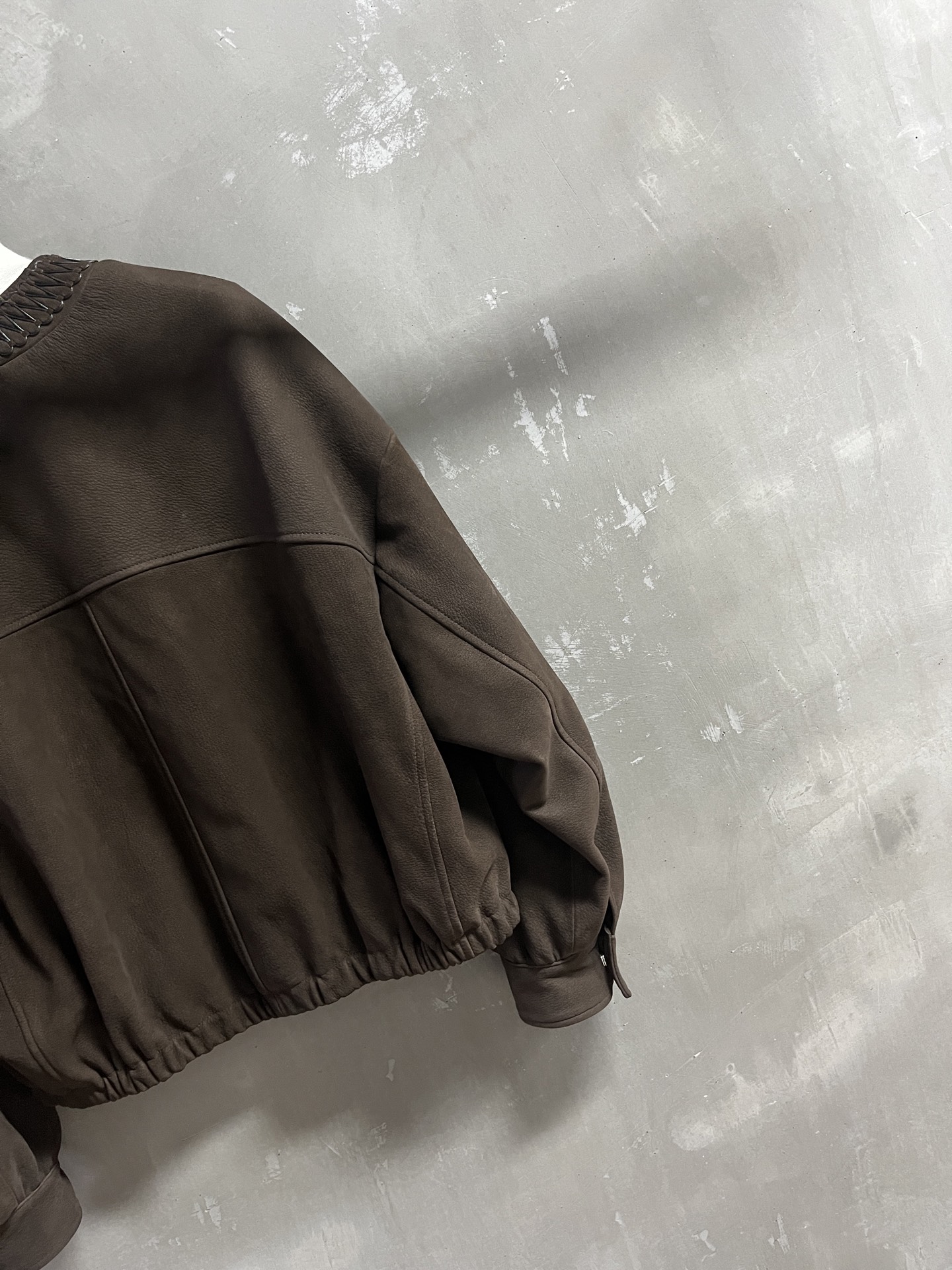 “2025 Autumn Women’s Suit P3072: Classic V-Neck Design, Turkish Goat Velvet Leather, Skinny and Stylish” - 图片 8