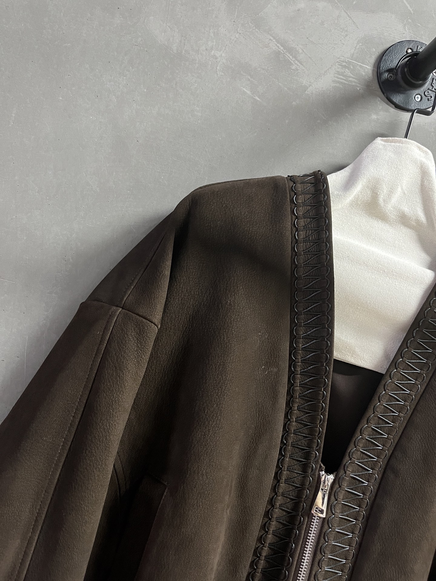 “2025 Autumn Women’s Suit P3072: Classic V-Neck Design, Turkish Goat Velvet Leather, Skinny and Stylish” - 图片 3